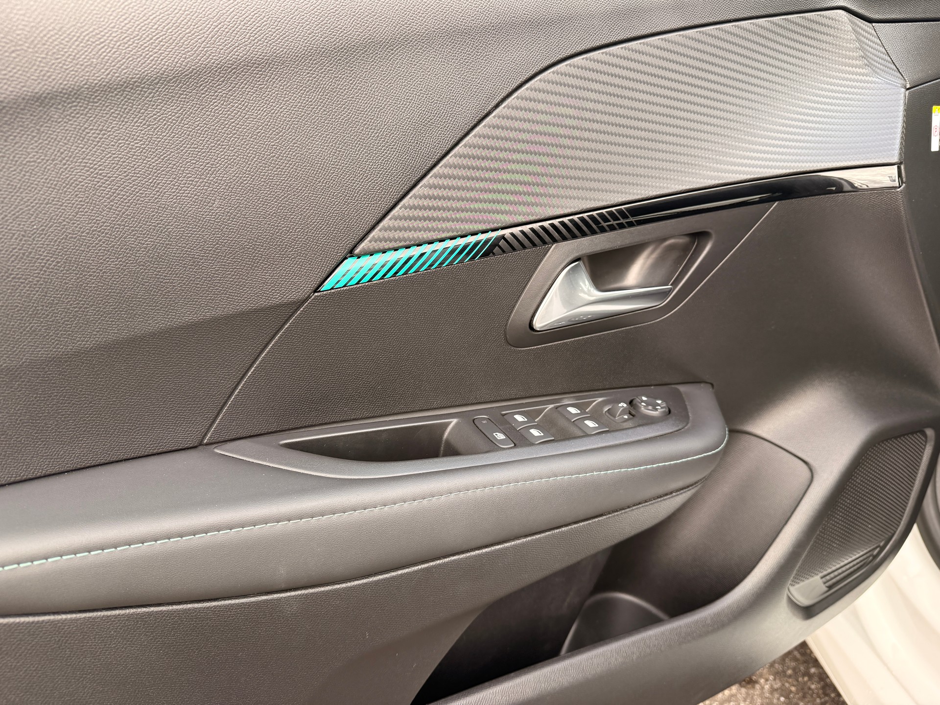 PEUGEOT 208 1.2 PureTech Allure Pack EAT8-image-8