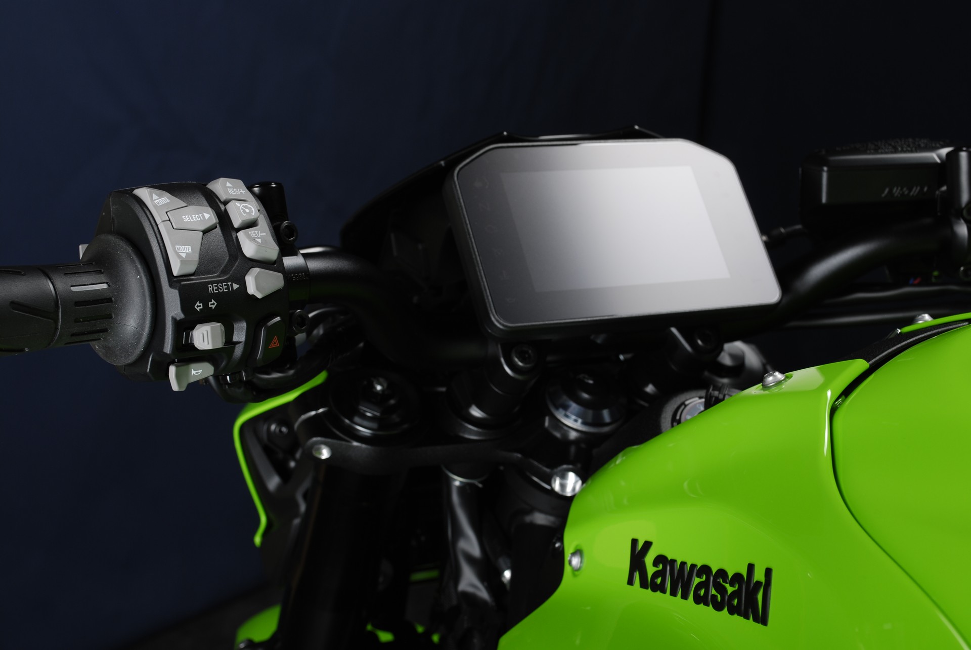 KAWASAKI Z 900 MY26 - Sonderumbau Racing green-image-15