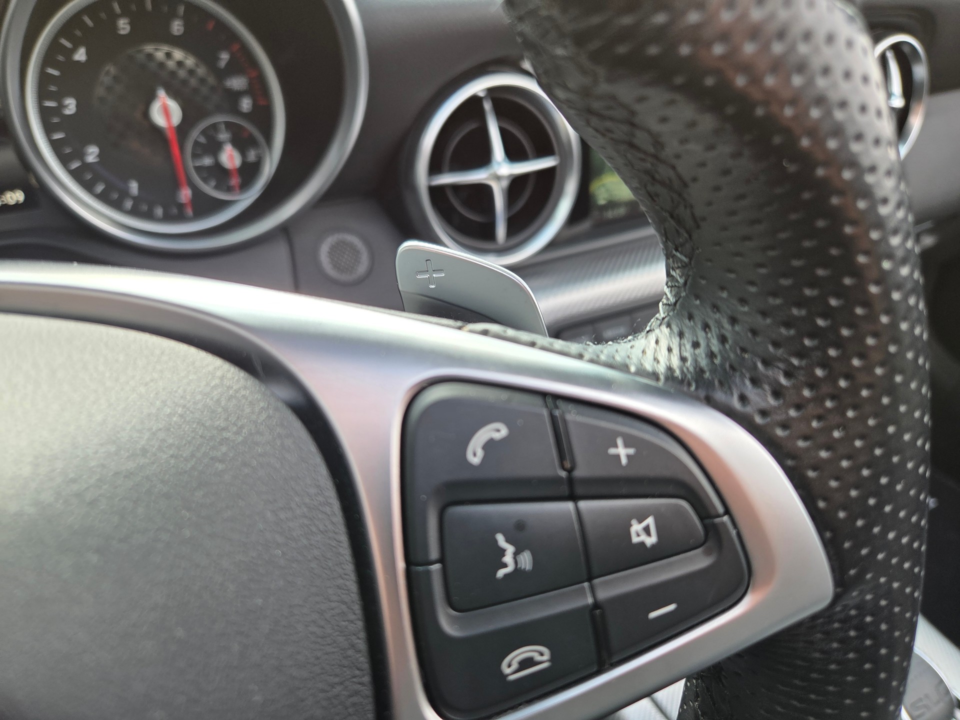MERCEDES-BENZ SLC 200 AMG Line 9G-Tronic-image-18