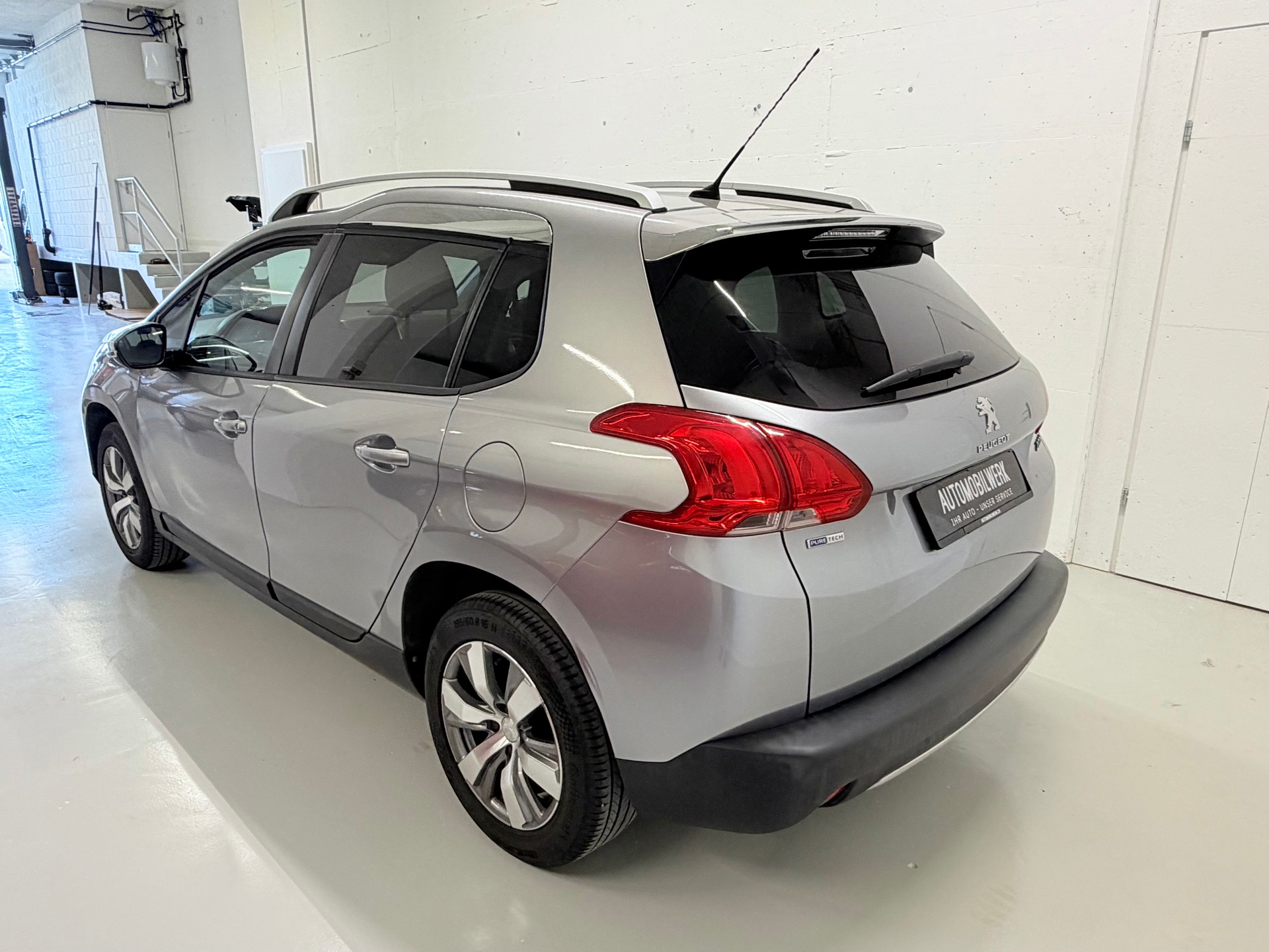 PEUGEOT 2008 1.2 PureTech Style-image-6