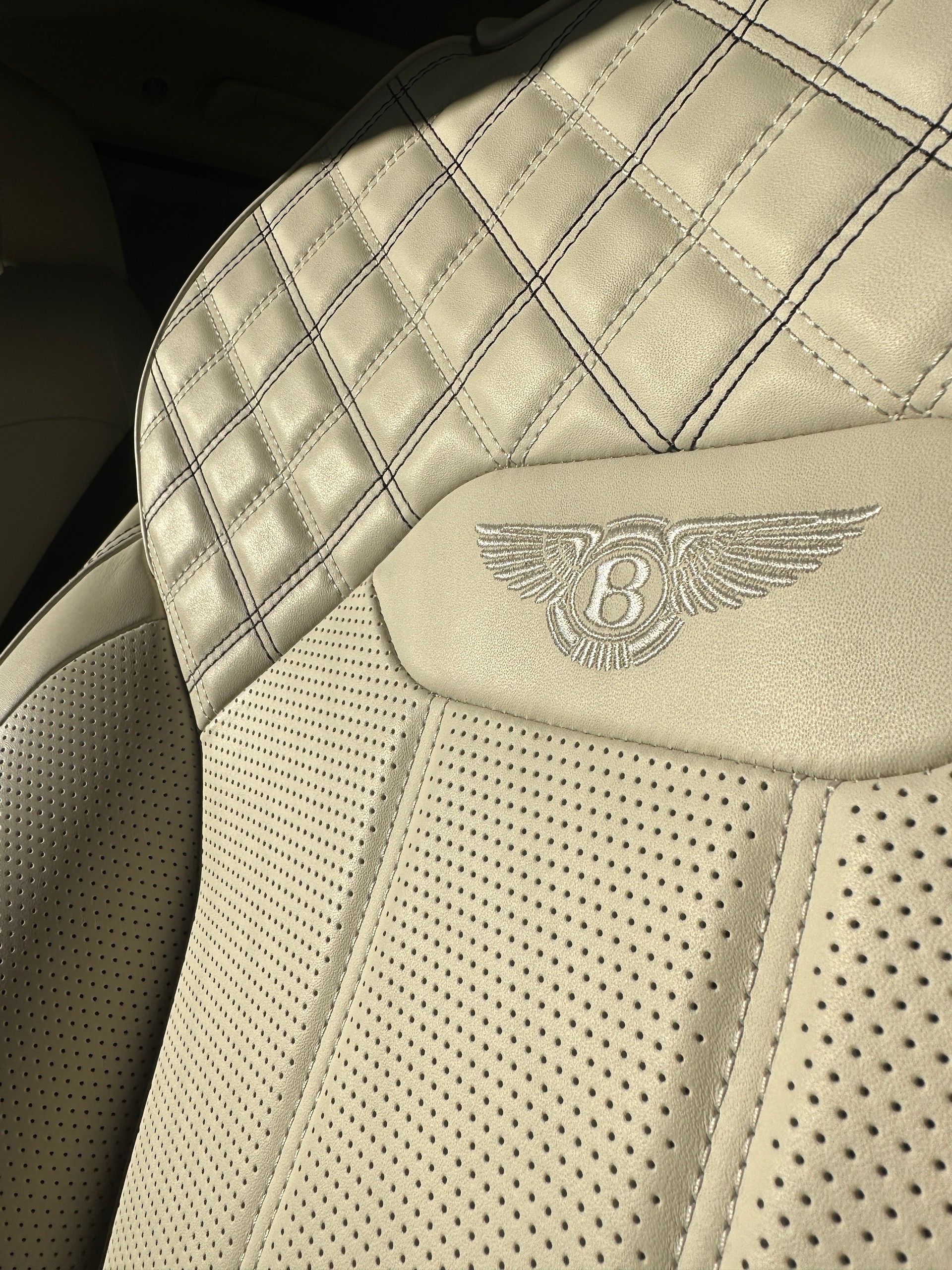 BENTLEY Bentayga V8 First Edition-image-8