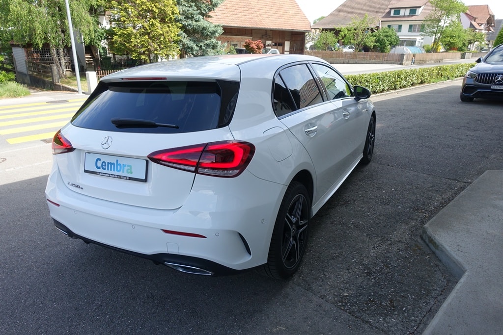 MERCEDES-BENZ A 250e AMG Line 8G-DCT-image-3