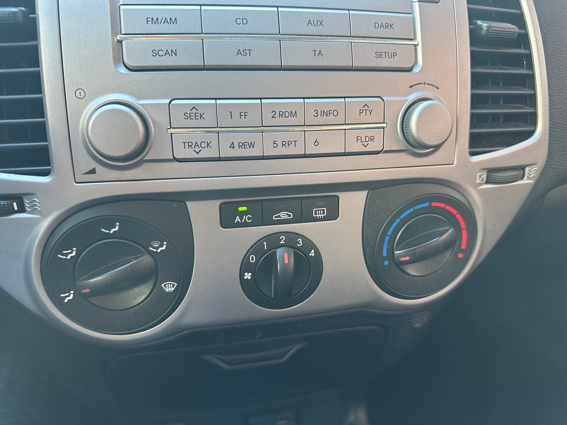 HYUNDAI i20 1.4 Style-image-8