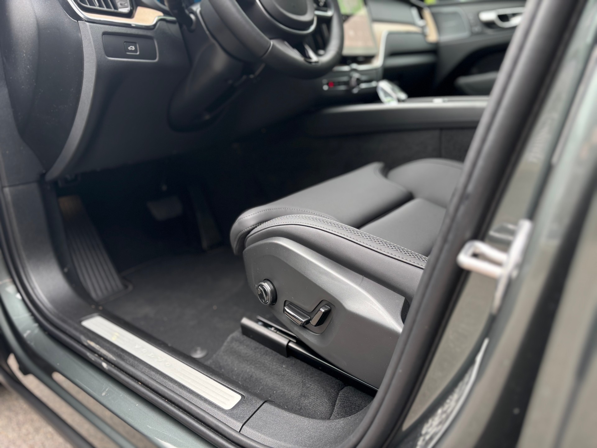 VOLVO XC60 2.0 B5 MH Plus Dark AWD-image-16