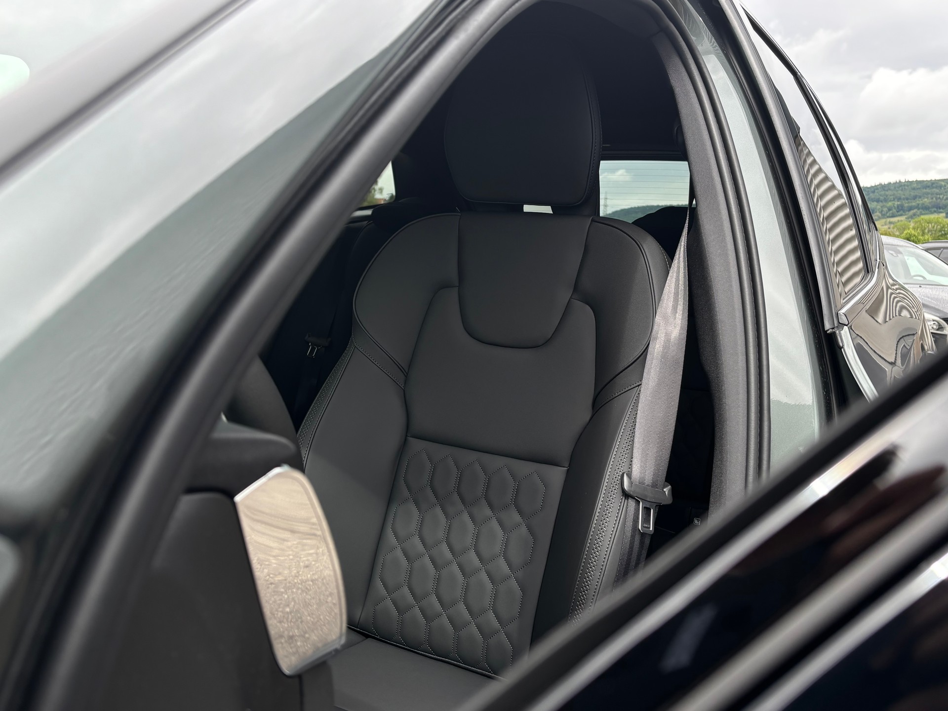 VOLVO XC60 2.0 B5 MH Plus Dark AWD-showroom-element-3