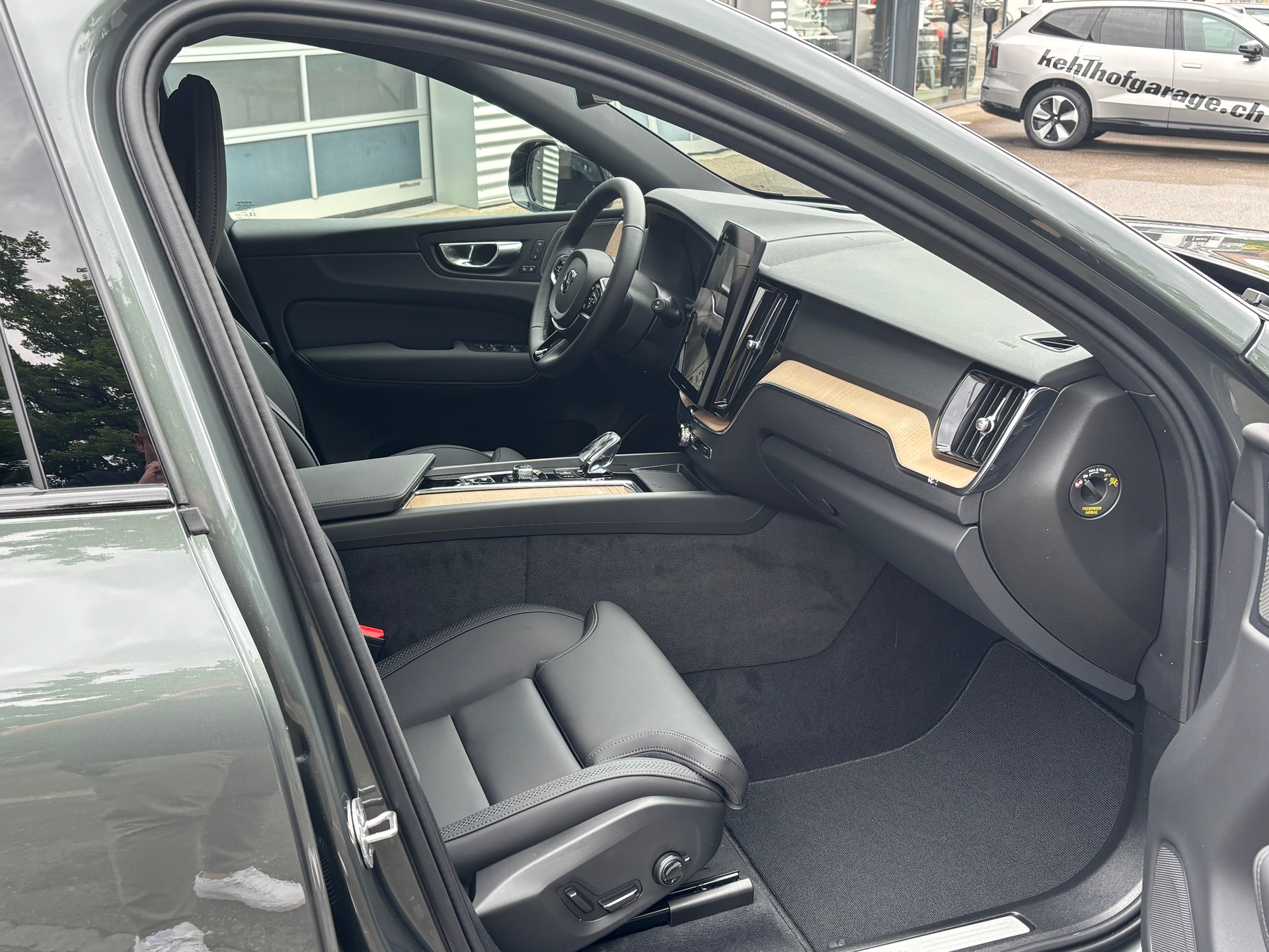 VOLVO XC60 2.0 B5 MH Plus Dark AWD-image-6