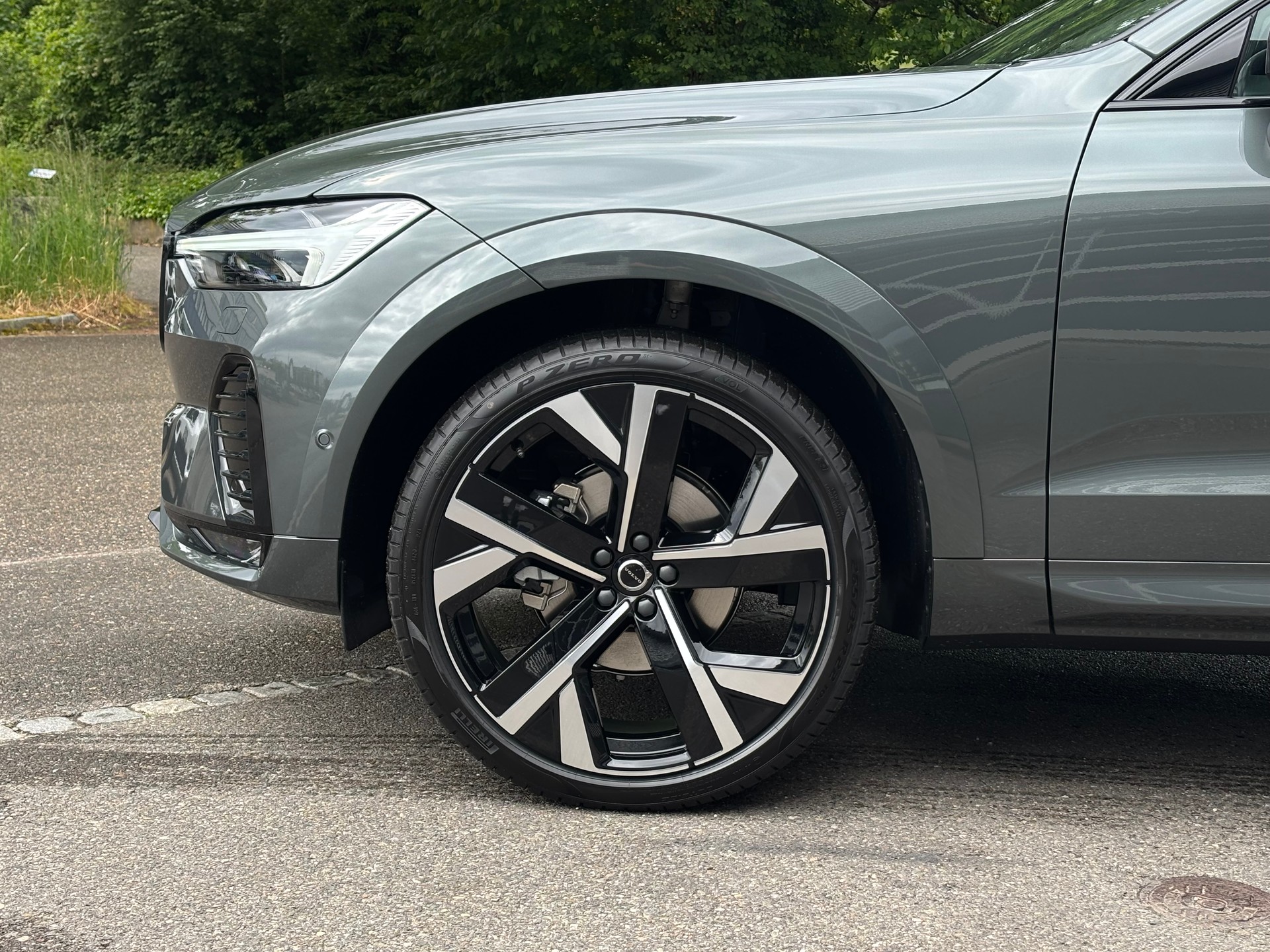 VOLVO XC60 2.0 B5 MH Plus Dark AWD-showroom-element-1
