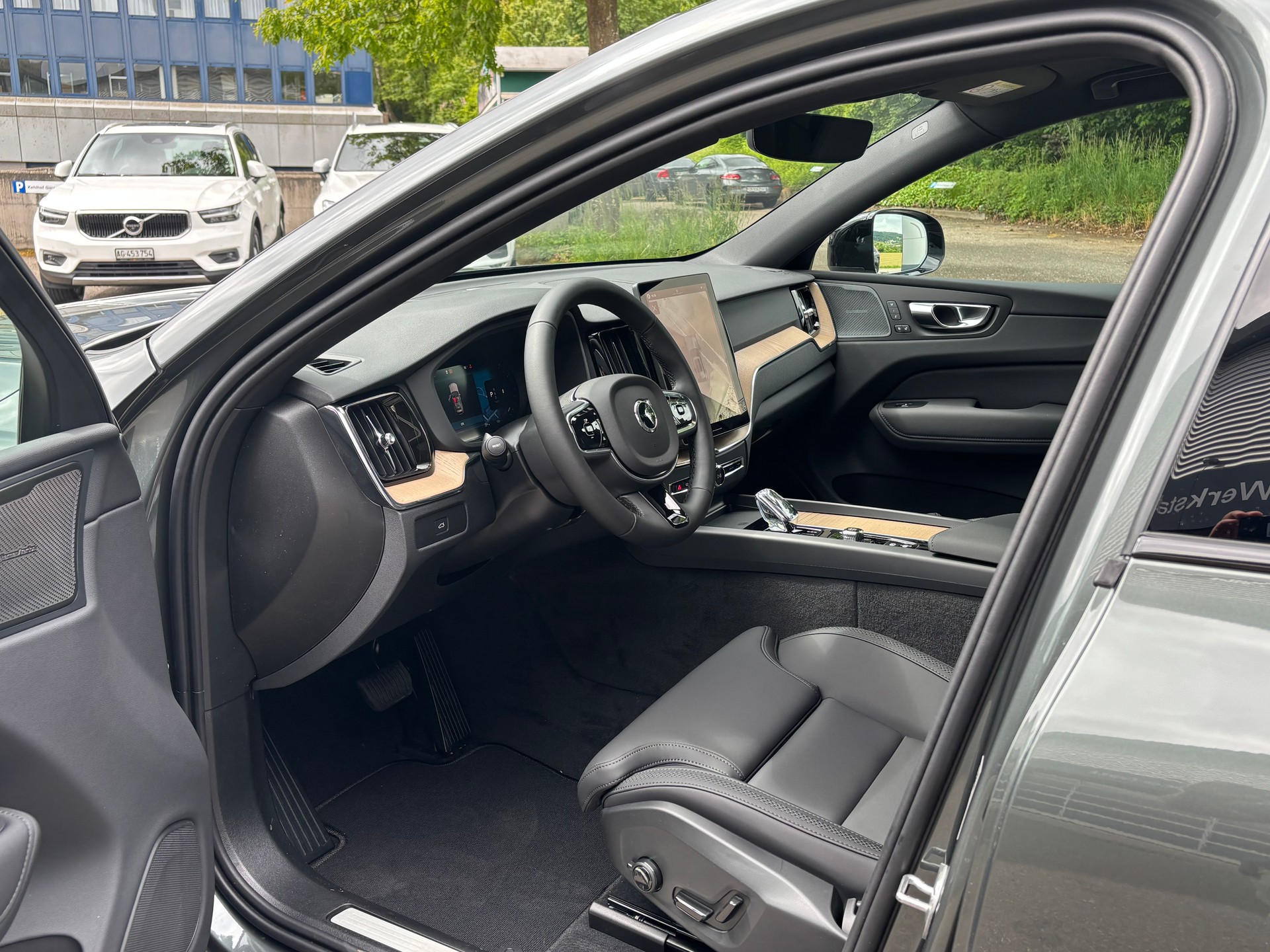 VOLVO XC60 2.0 B5 MH Plus Dark AWD-showroom-element-2