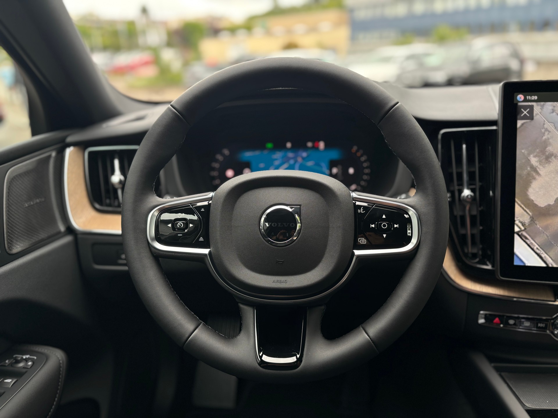 VOLVO XC60 2.0 B5 MH Plus Dark AWD-image-17