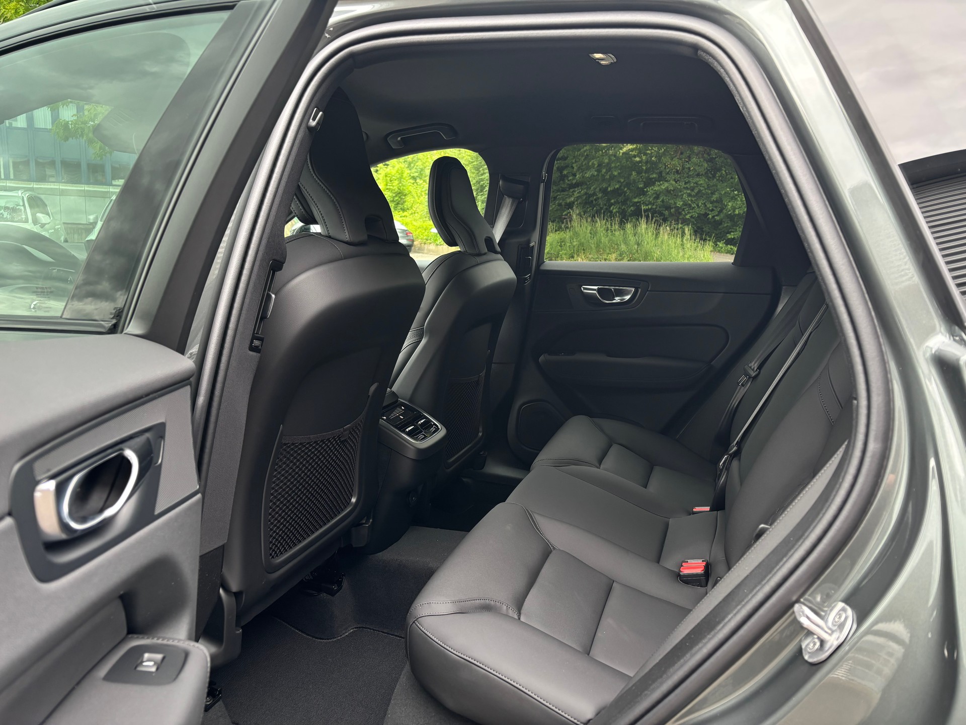VOLVO XC60 2.0 B5 MH Plus Dark AWD-image-10