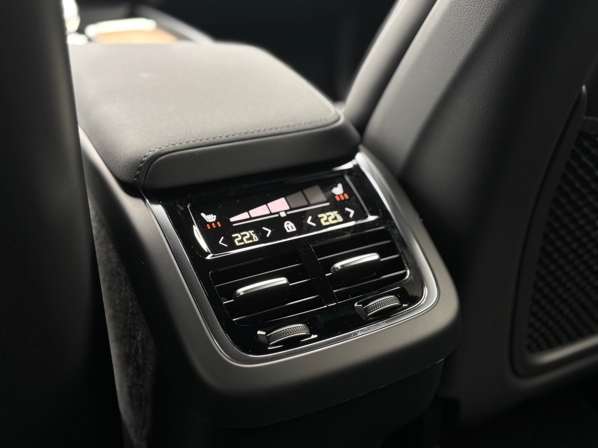VOLVO XC60 2.0 B5 MH Plus Dark AWD-image-12