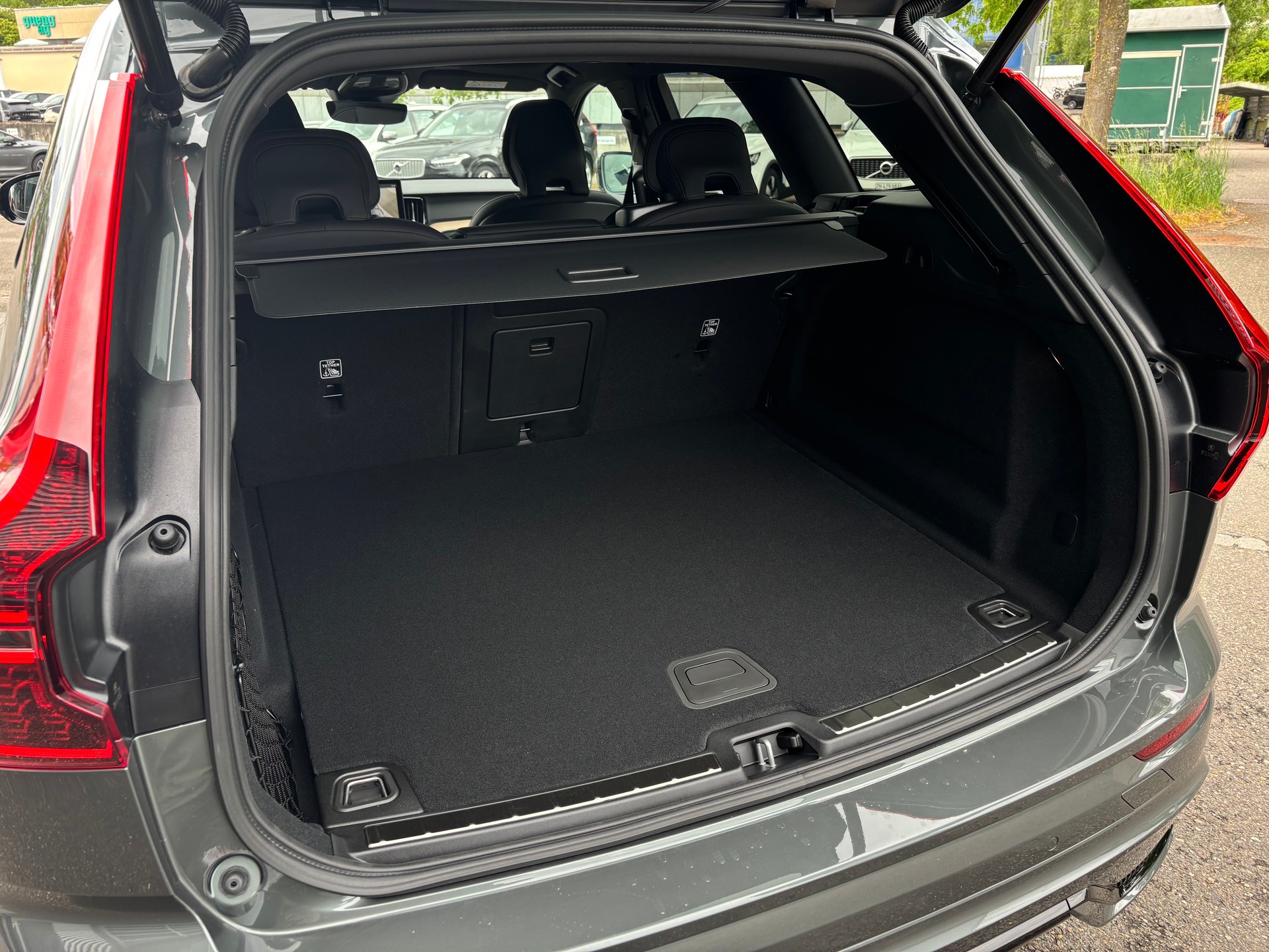 VOLVO XC60 2.0 B5 MH Plus Dark AWD-image-9