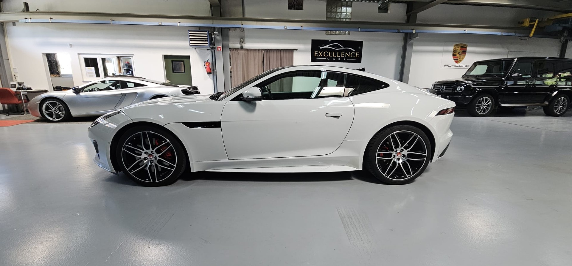 JAGUAR F-Type Coupé 3.0 V6 S/C AWD Chequered Flag Automatik-showroom-element-3