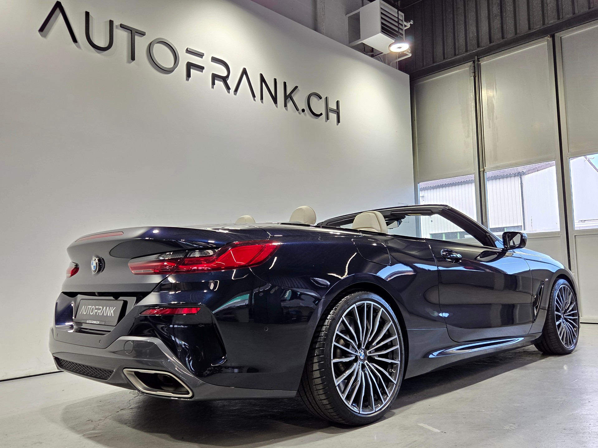 BMW M850i xDrive Cabriolet-showroom-element-3