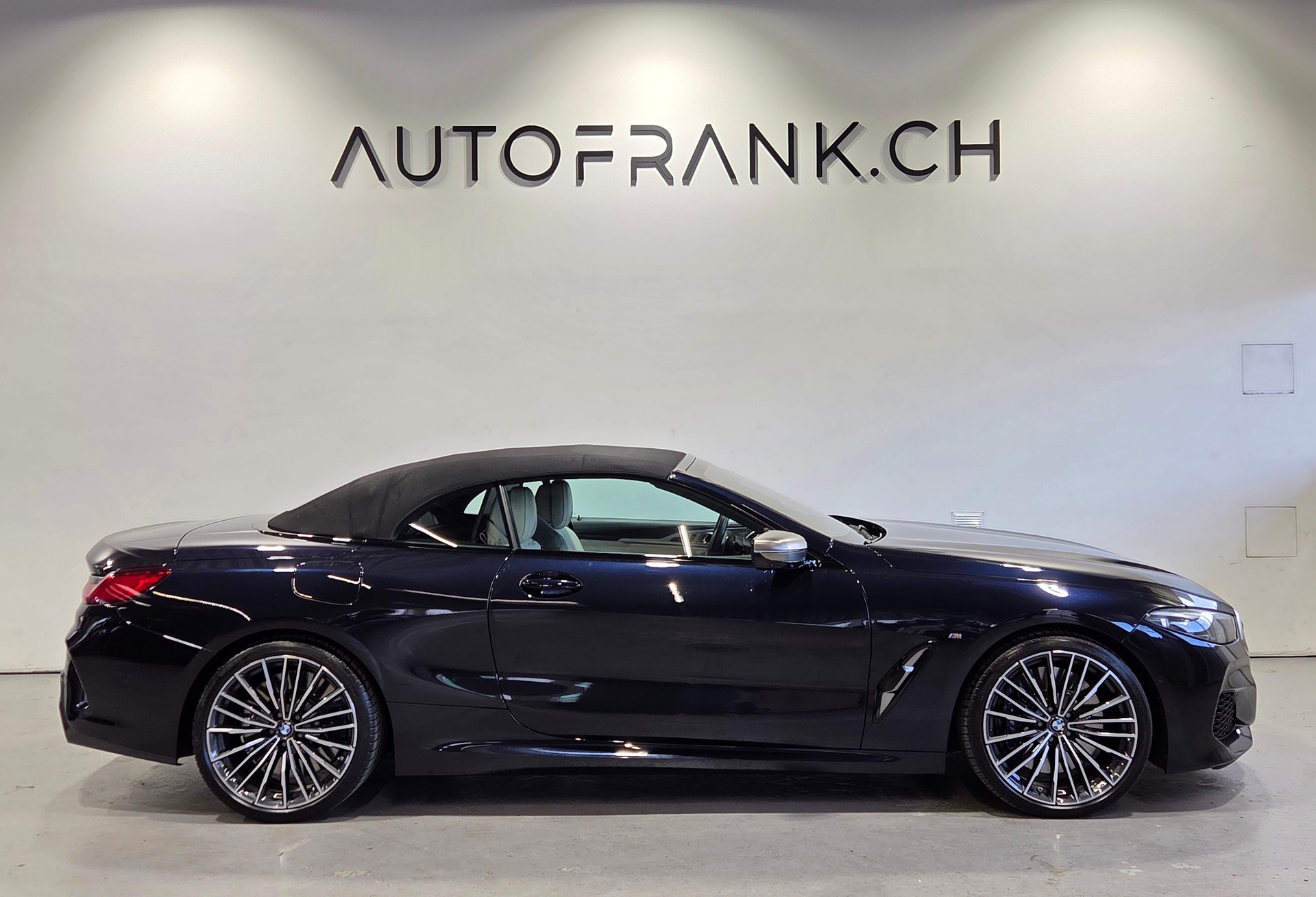BMW M850i xDrive Cabriolet-showroom-element-2
