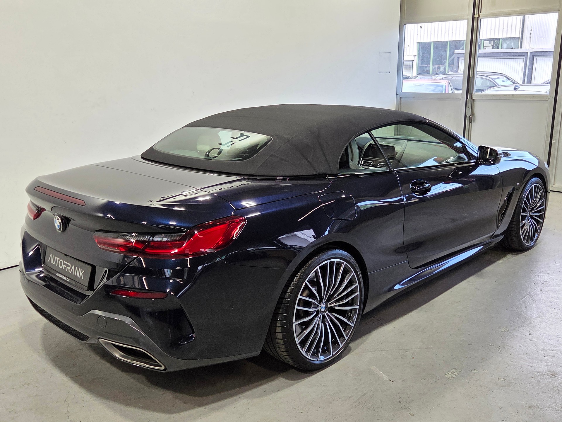 BMW M850i xDrive Cabriolet-image-18