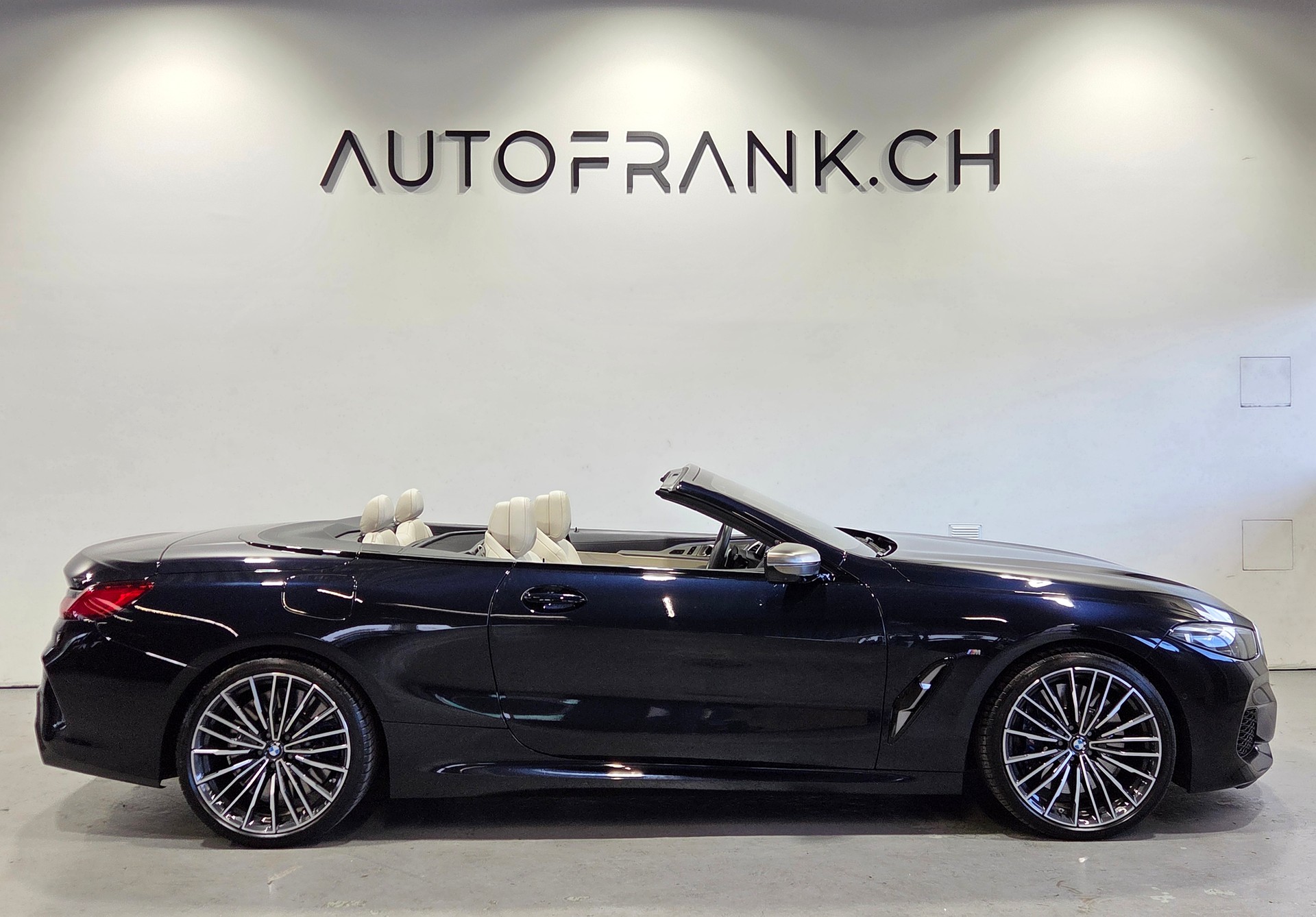 BMW M850i xDrive Cabriolet-showroom-element-1