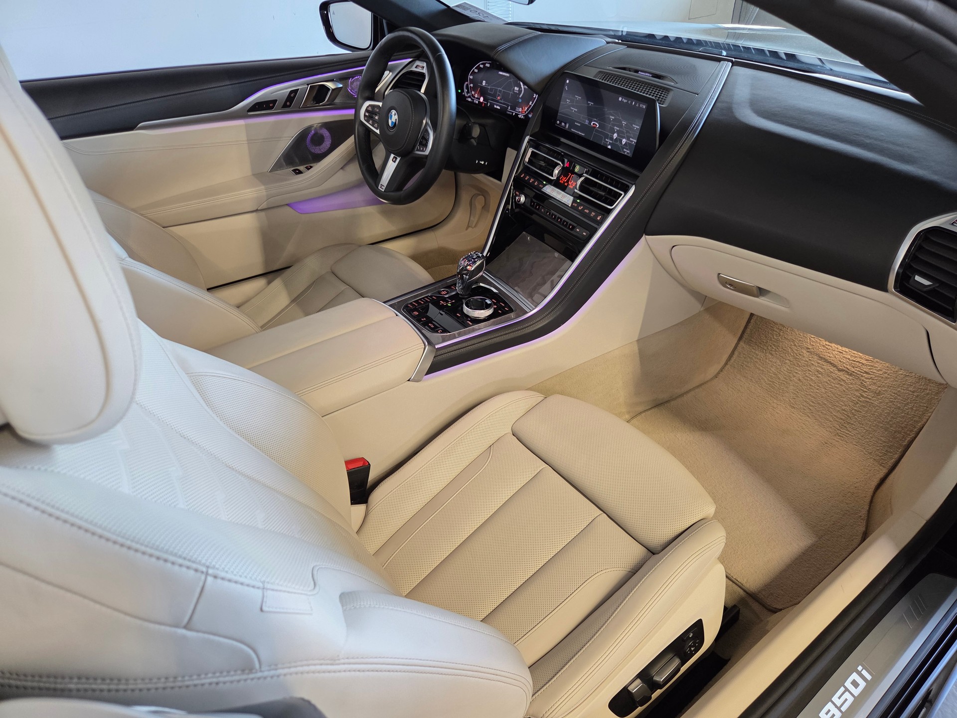 BMW M850i xDrive Cabriolet-image-10