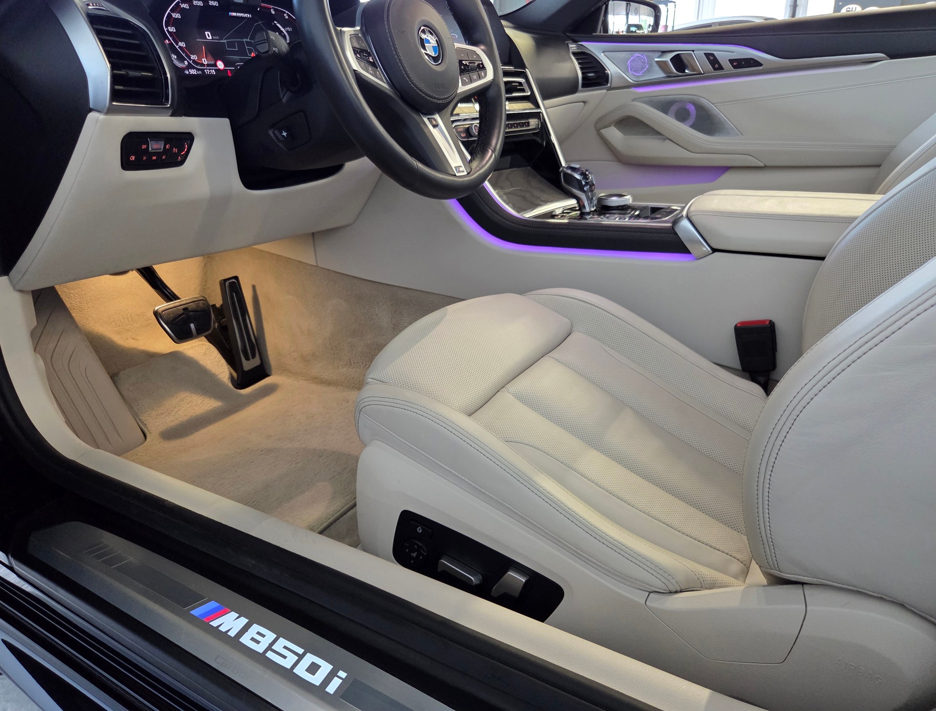 BMW M850i xDrive Cabriolet-image-6