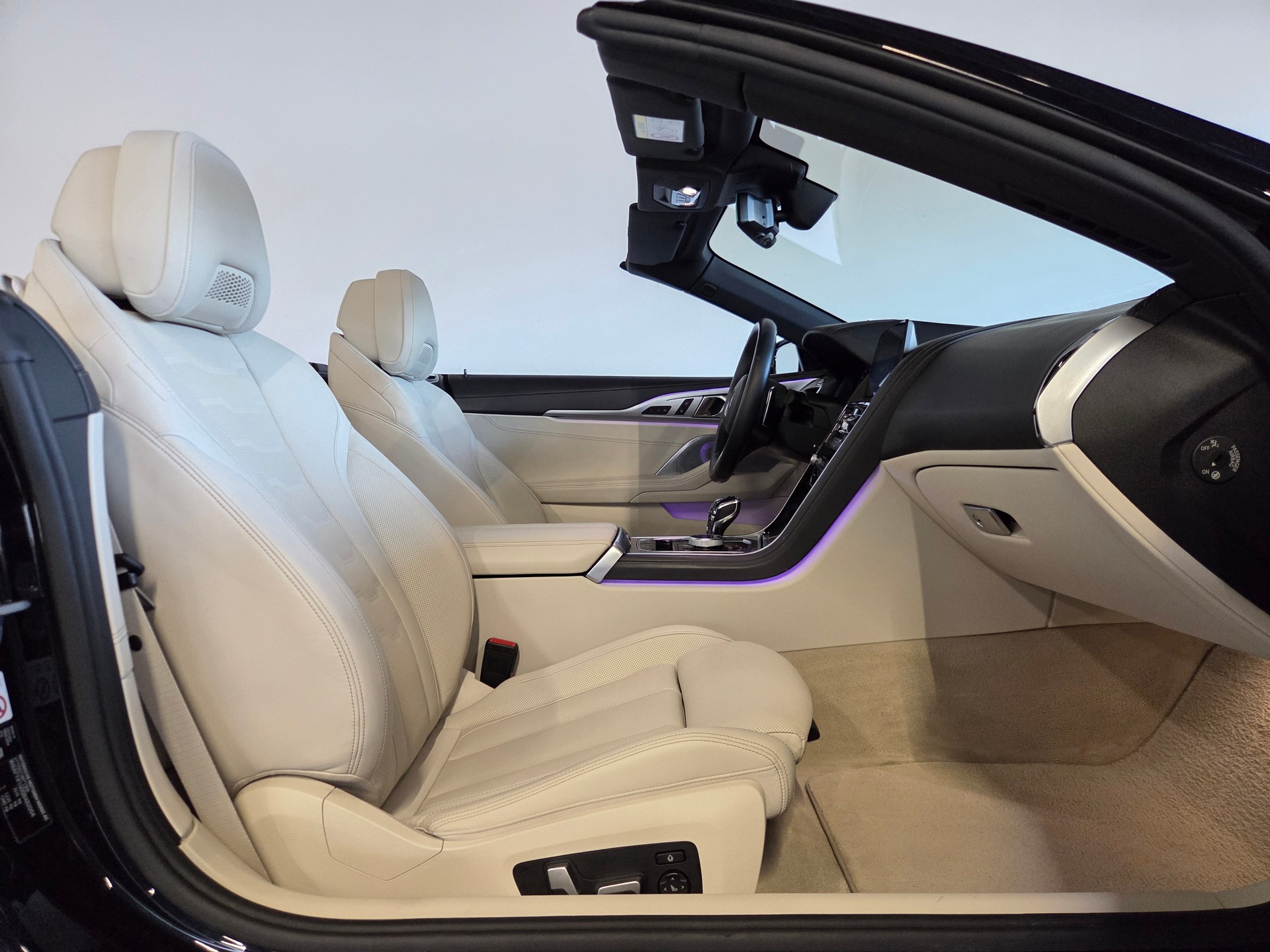 BMW M850i xDrive Cabriolet-image-24