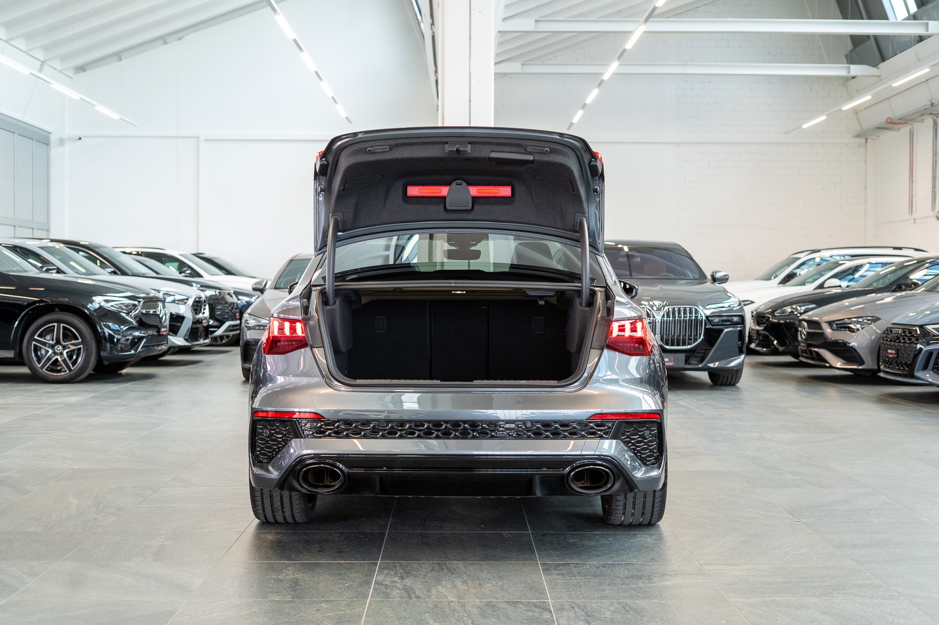 AUDI RS3 Limousine 2.5 TFSI quattro S-Tronic / Alcantara-Lenkrad / B&O / Performance Auspuff-image-6
