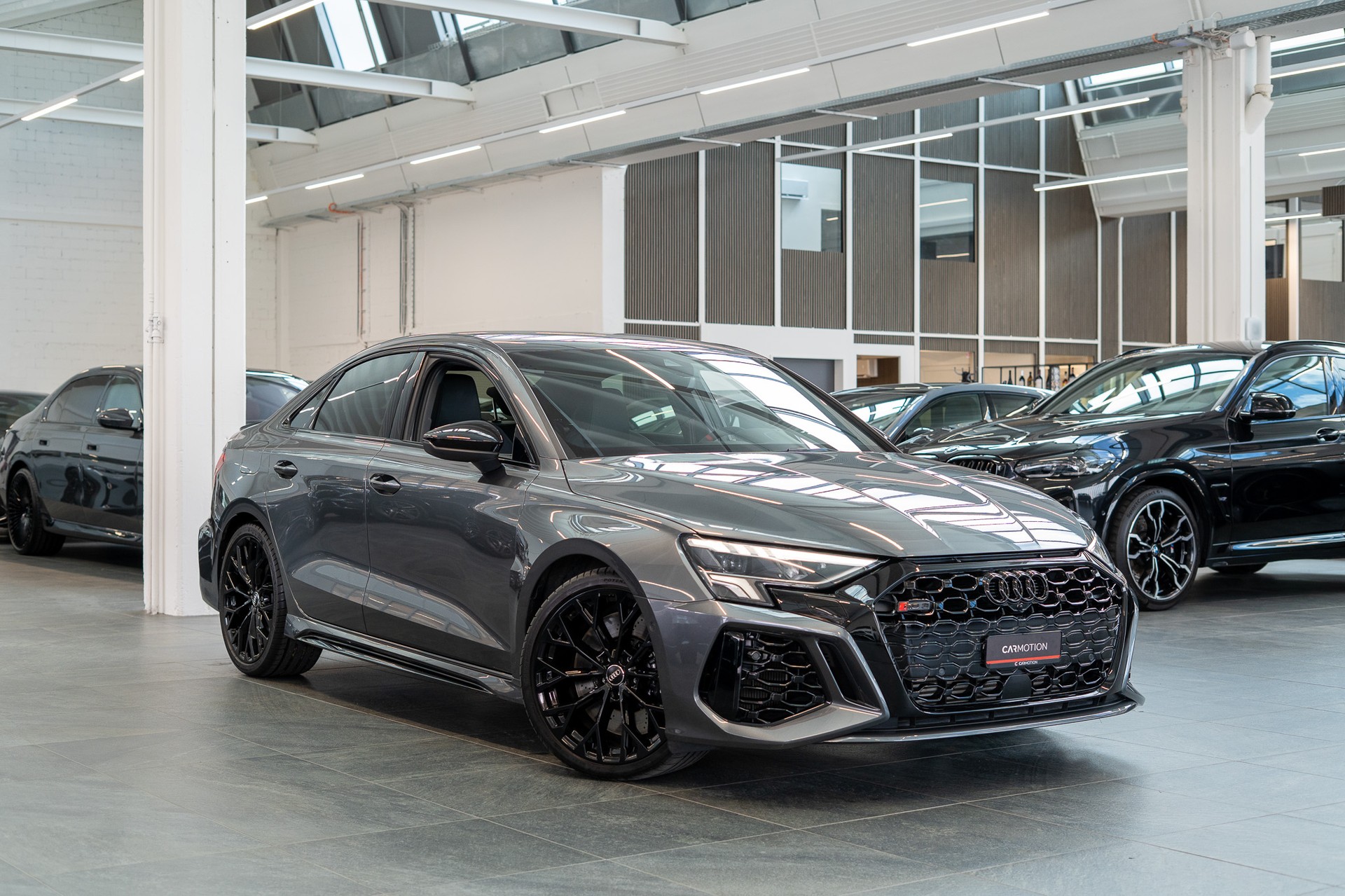 AUDI RS3 Limousine 2.5 TFSI quattro S-Tronic / Alcantara-Lenkrad / B&O / Performance Auspuff-showroom-element-2