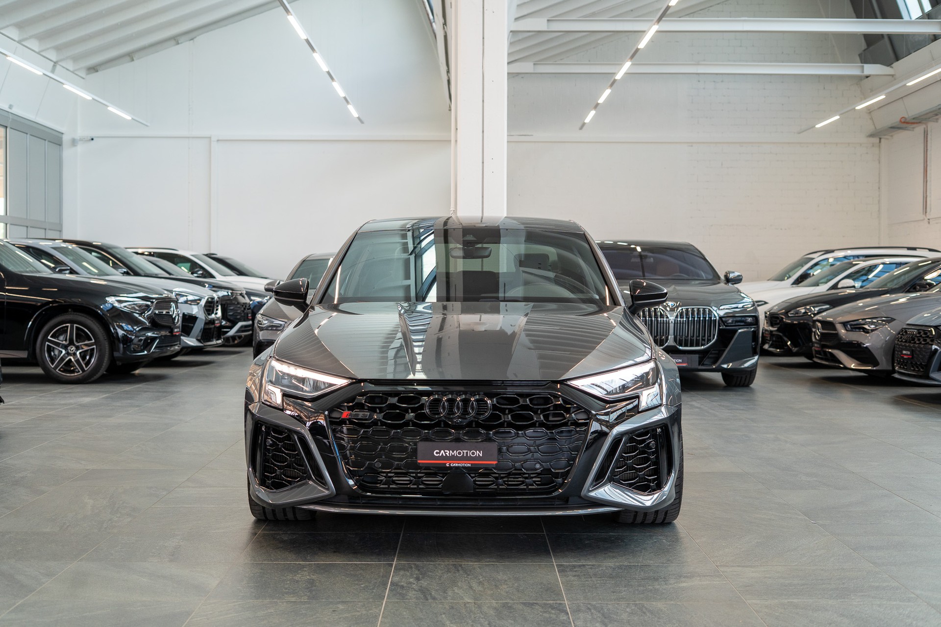 AUDI RS3 Limousine 2.5 TFSI quattro S-Tronic / Alcantara-Lenkrad / B&O / Performance Auspuff-showroom-element-1