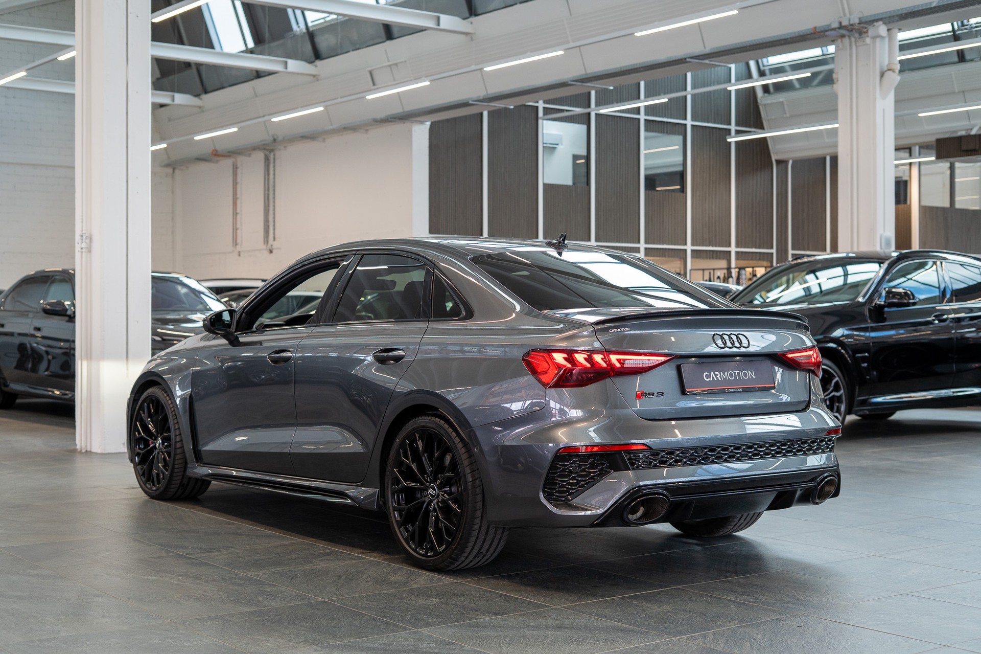 AUDI RS3 Limousine 2.5 TFSI quattro S-Tronic / Alcantara-Lenkrad / B&O / Performance Auspuff-image-7