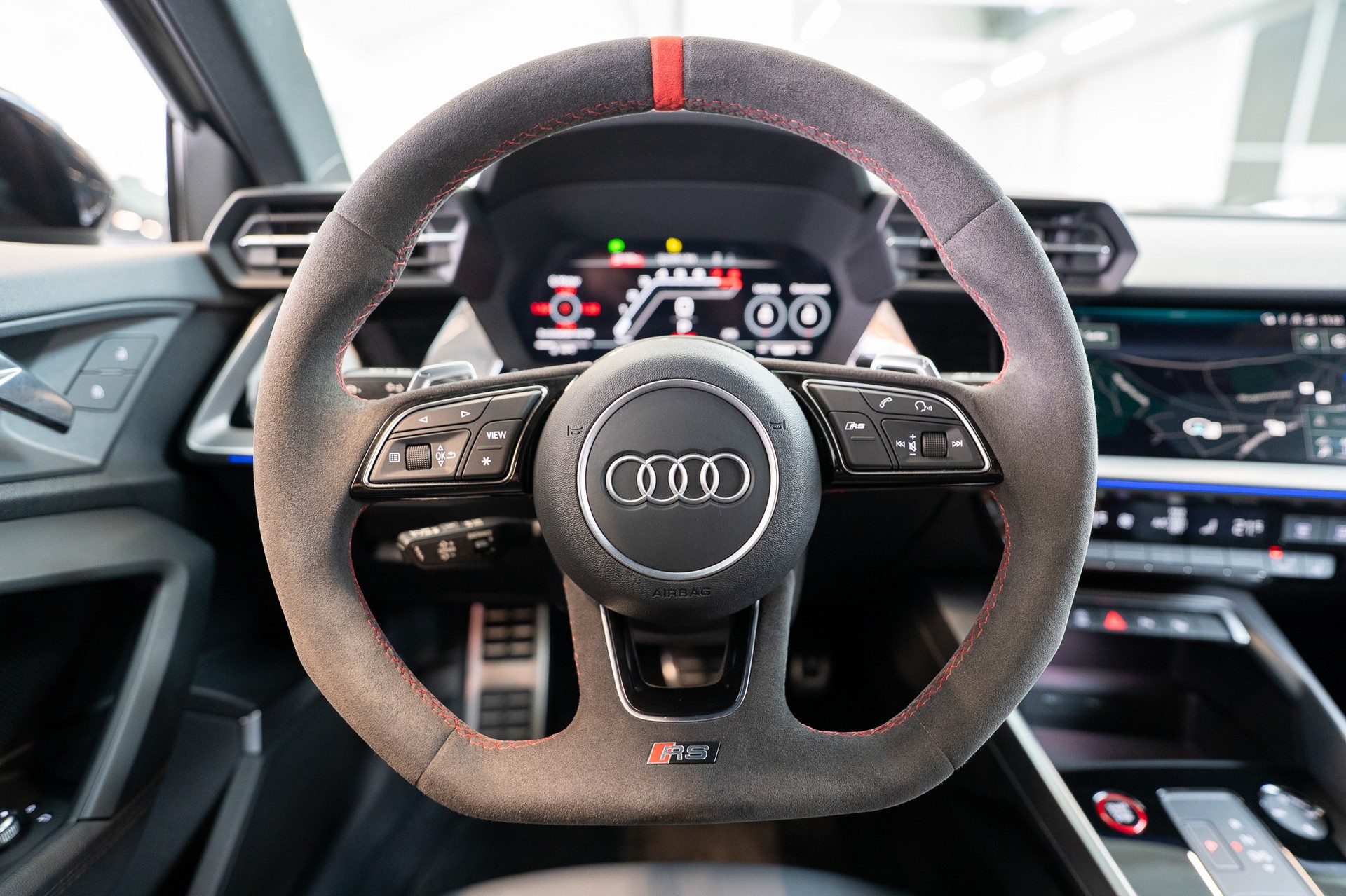 AUDI RS3 Limousine 2.5 TFSI quattro S-Tronic / Alcantara-Lenkrad / B&O / Performance Auspuff-image-16