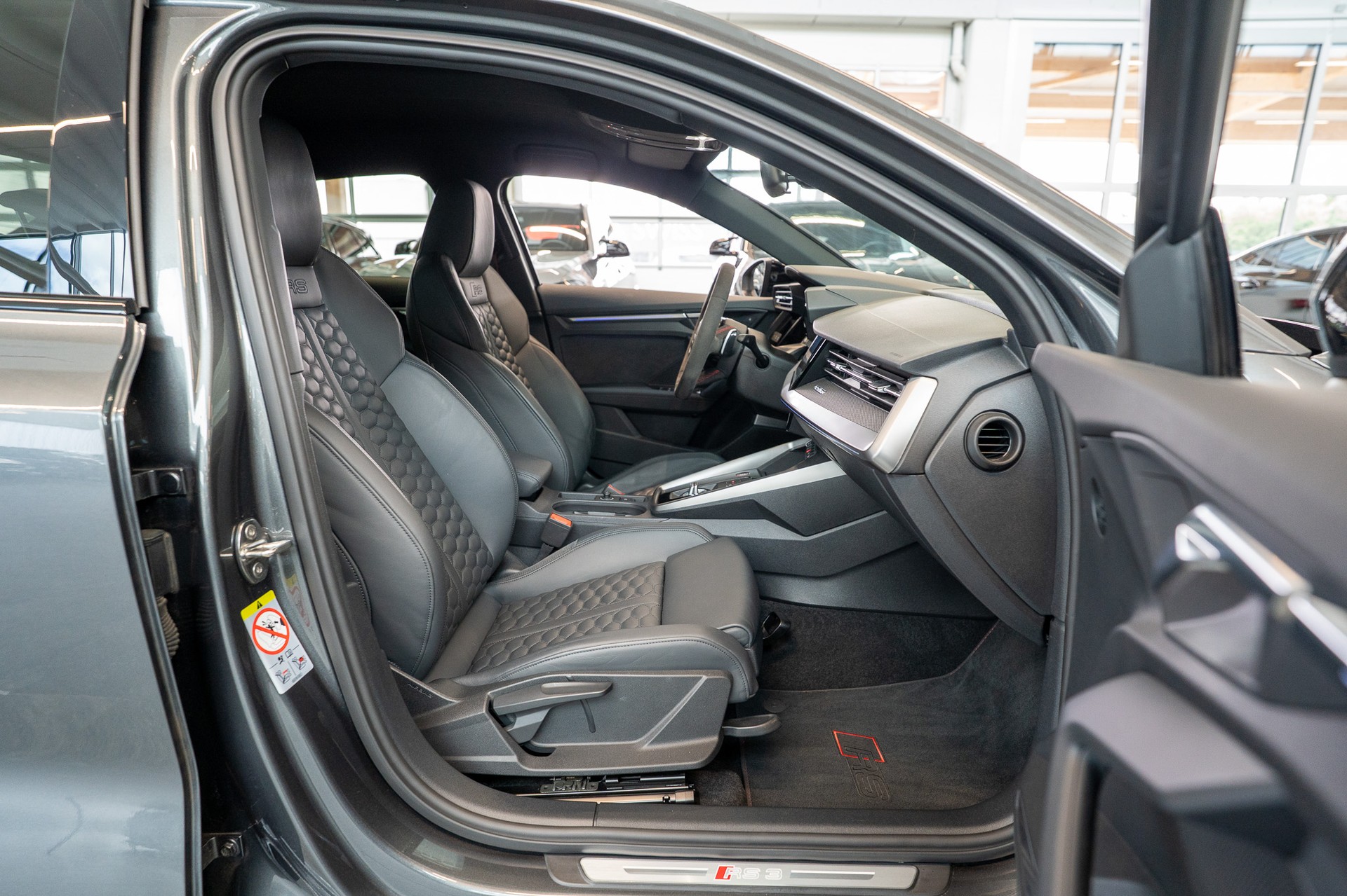 AUDI RS3 Limousine 2.5 TFSI quattro S-Tronic / Alcantara-Lenkrad / B&O / Performance Auspuff-image-13