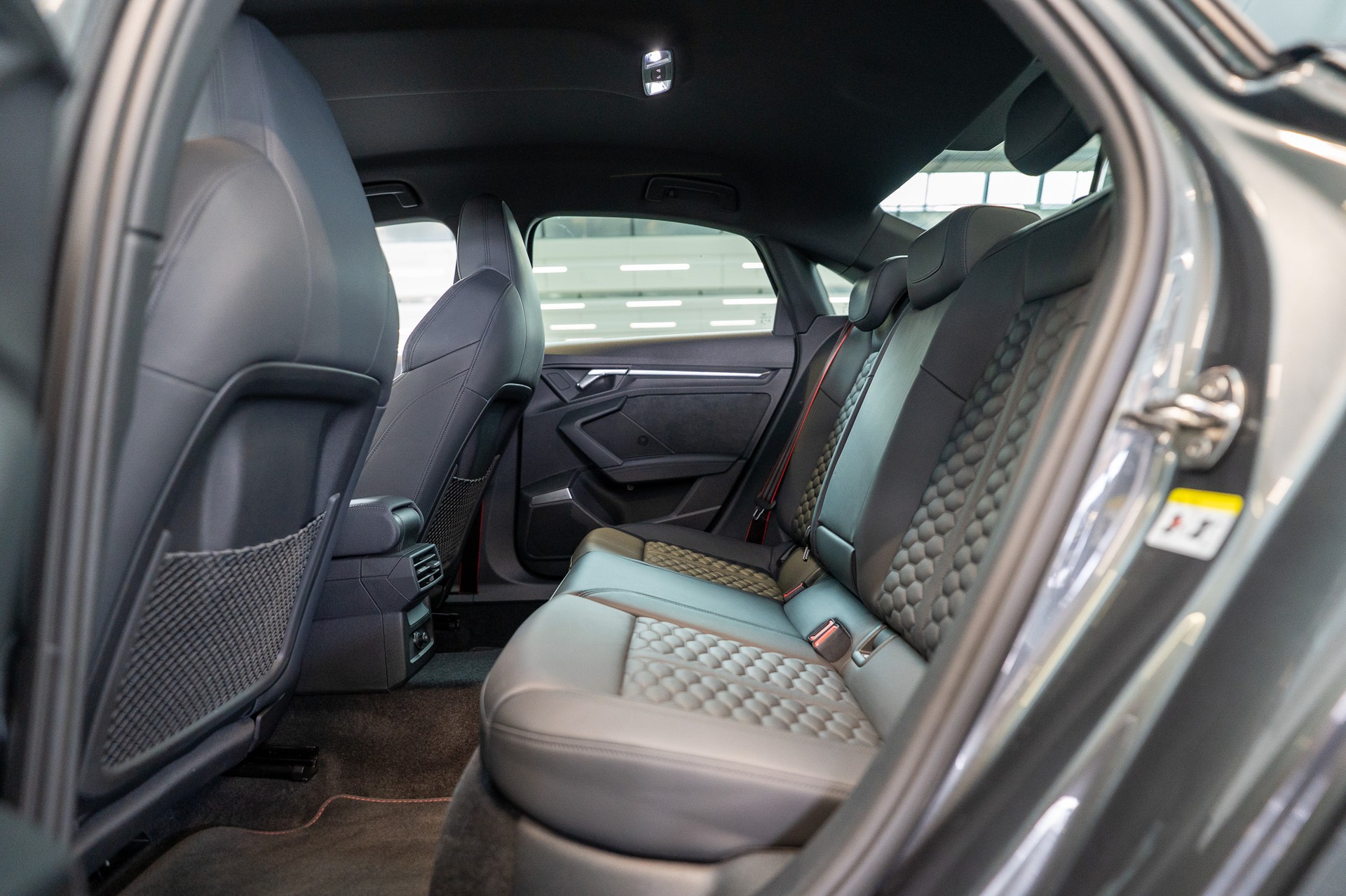 AUDI RS3 Limousine 2.5 TFSI quattro S-Tronic / Alcantara-Lenkrad / B&O / Performance Auspuff-image-11
