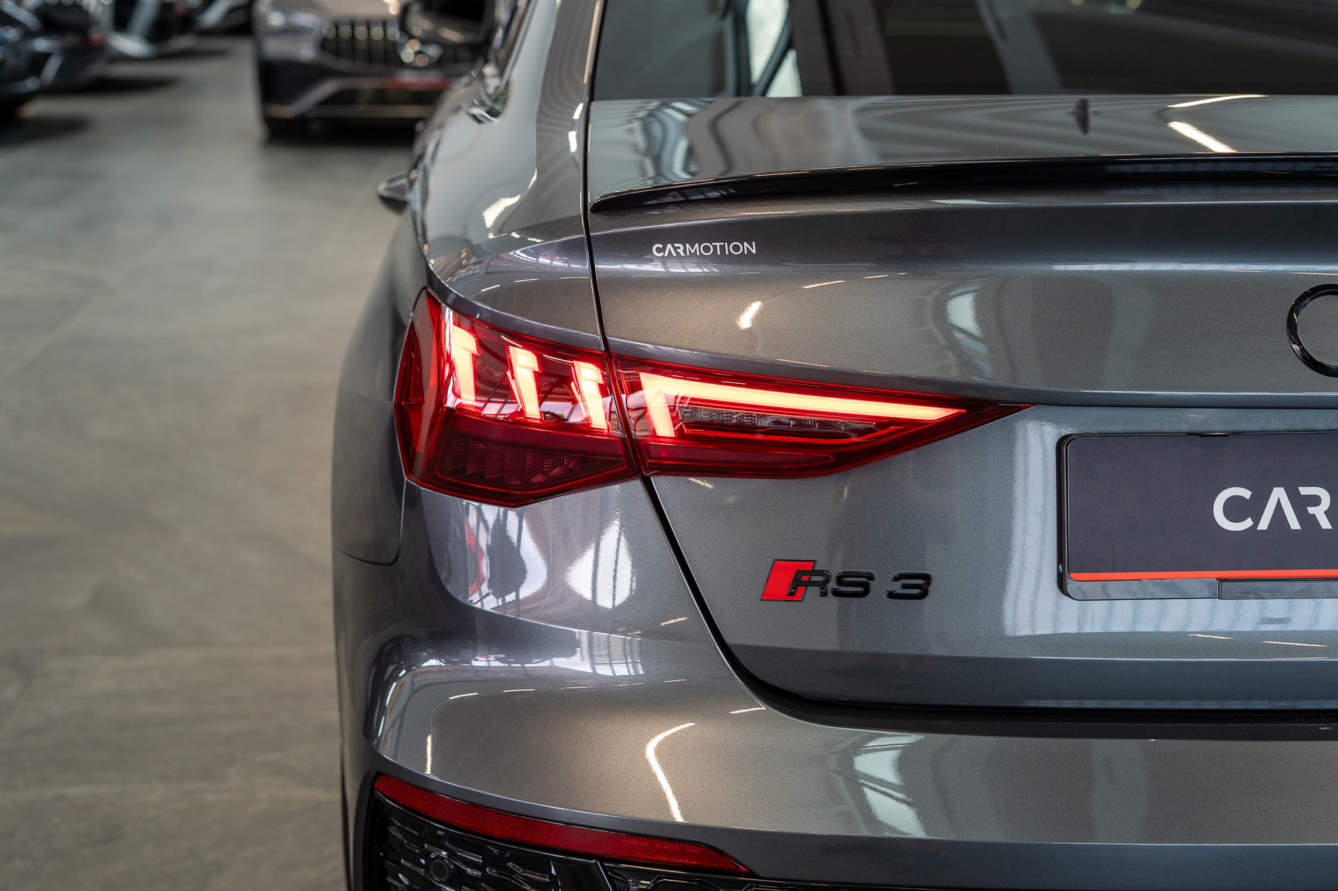 AUDI RS3 Limousine 2.5 TFSI quattro S-Tronic / Alcantara-Lenkrad / B&O / Performance Auspuff-image-5
