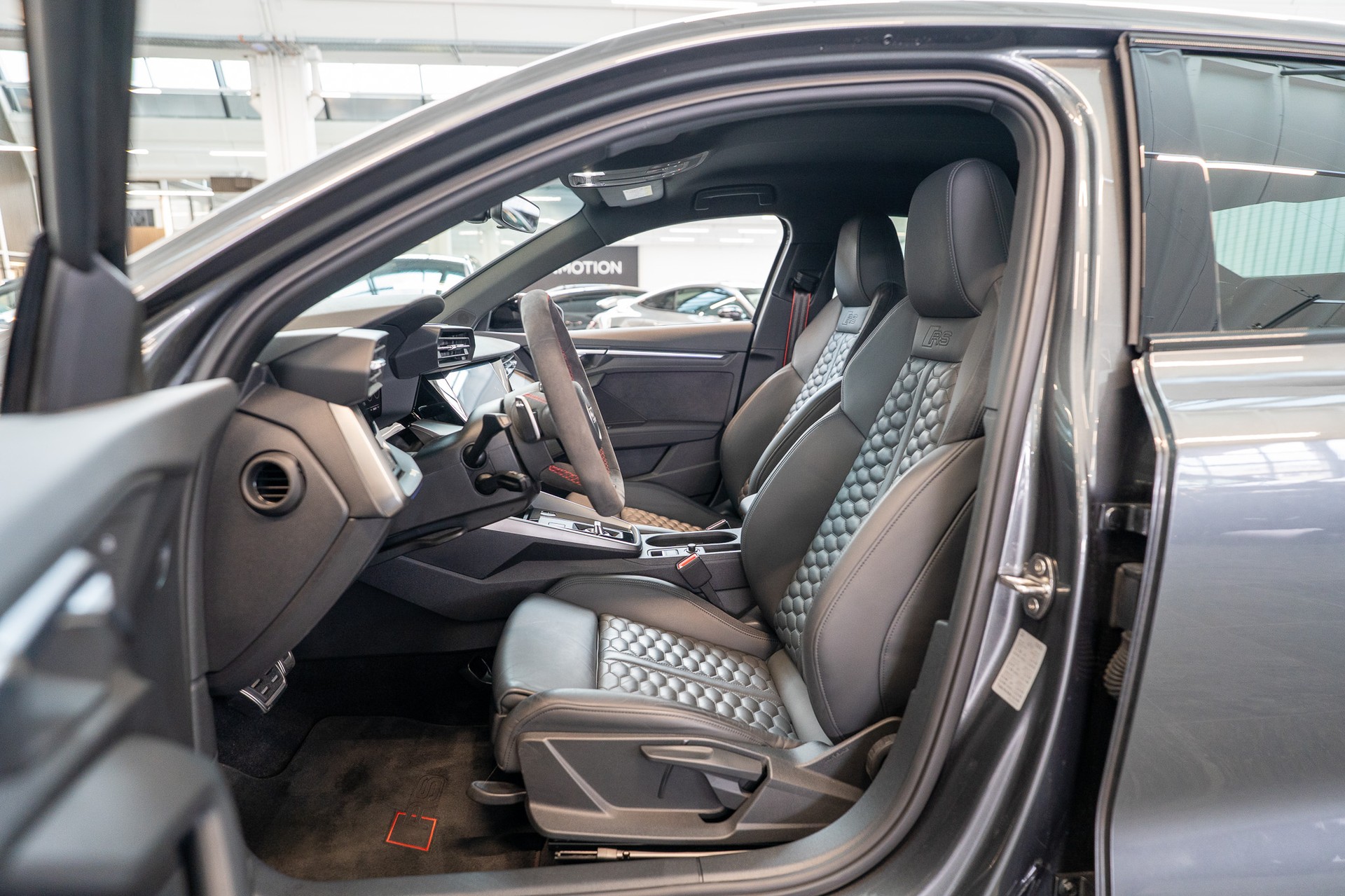 AUDI RS3 Limousine 2.5 TFSI quattro S-Tronic / Alcantara-Lenkrad / B&O / Performance Auspuff-image-8