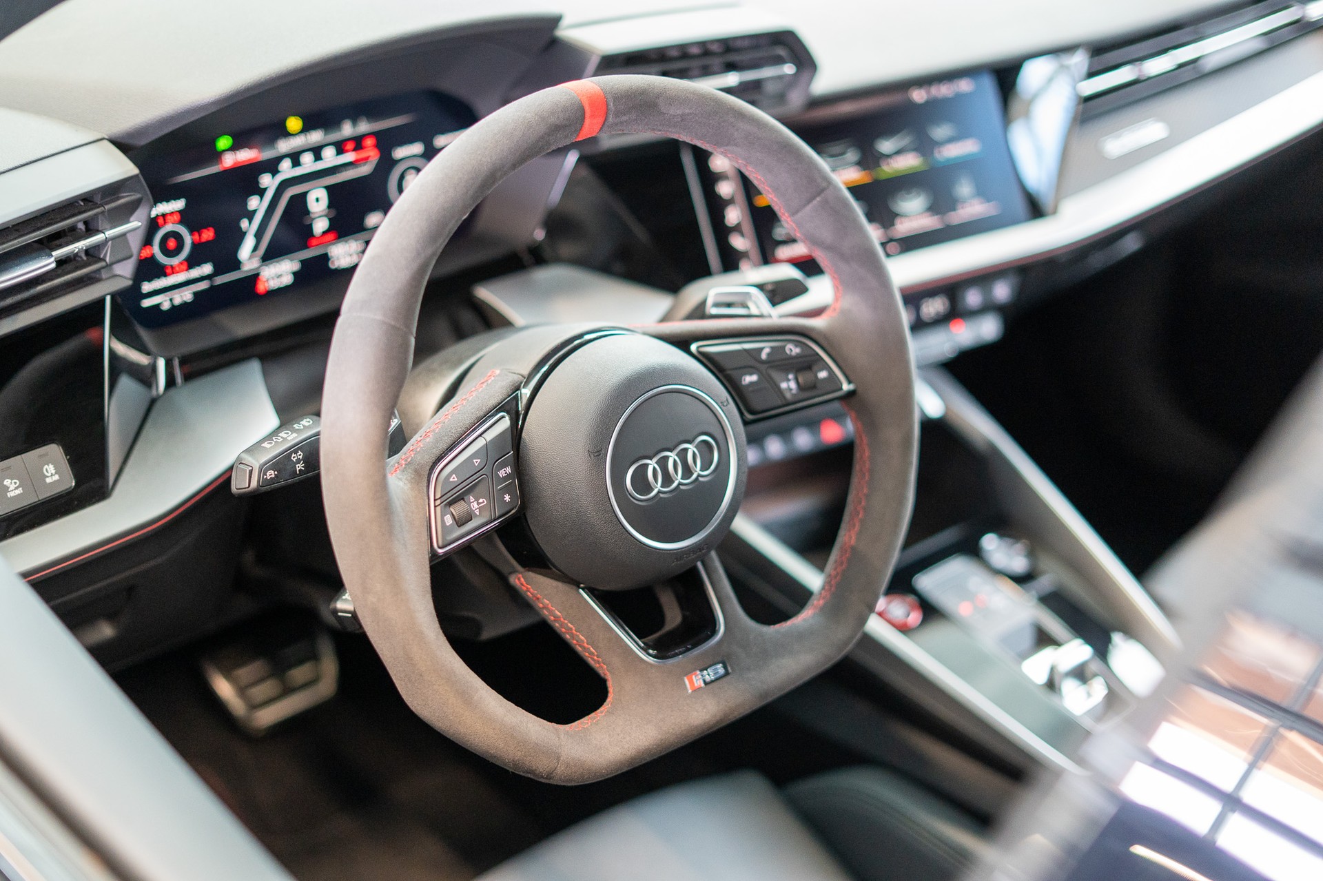 AUDI RS3 Limousine 2.5 TFSI quattro S-Tronic / Alcantara-Lenkrad / B&O / Performance Auspuff-image-10