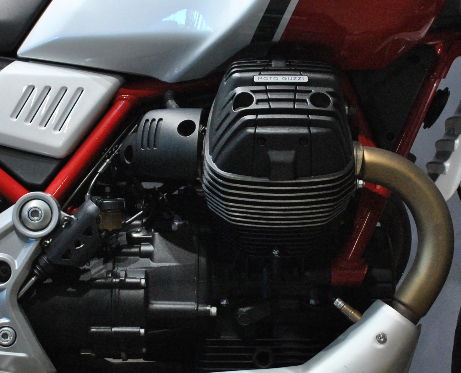 MOTO GUZZI V85 TT-image-9