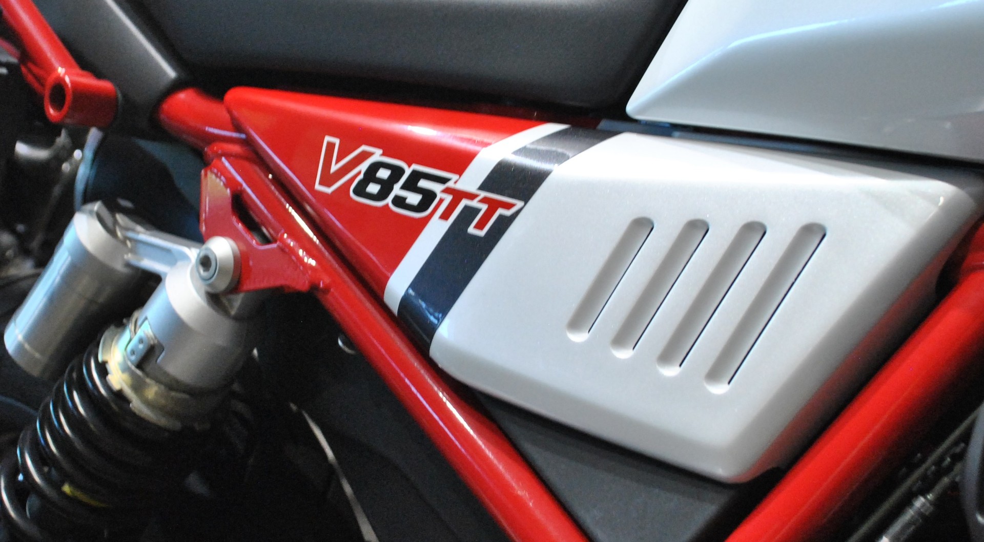 MOTO GUZZI V85 TT-image-7