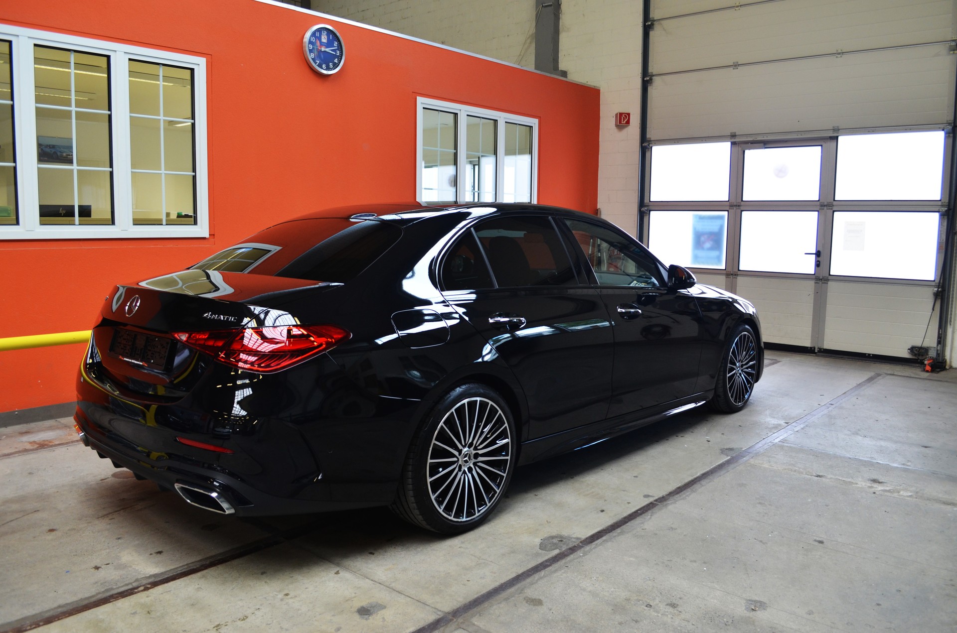 MERCEDES-BENZ C 200 4Matic AMG Line-image-4