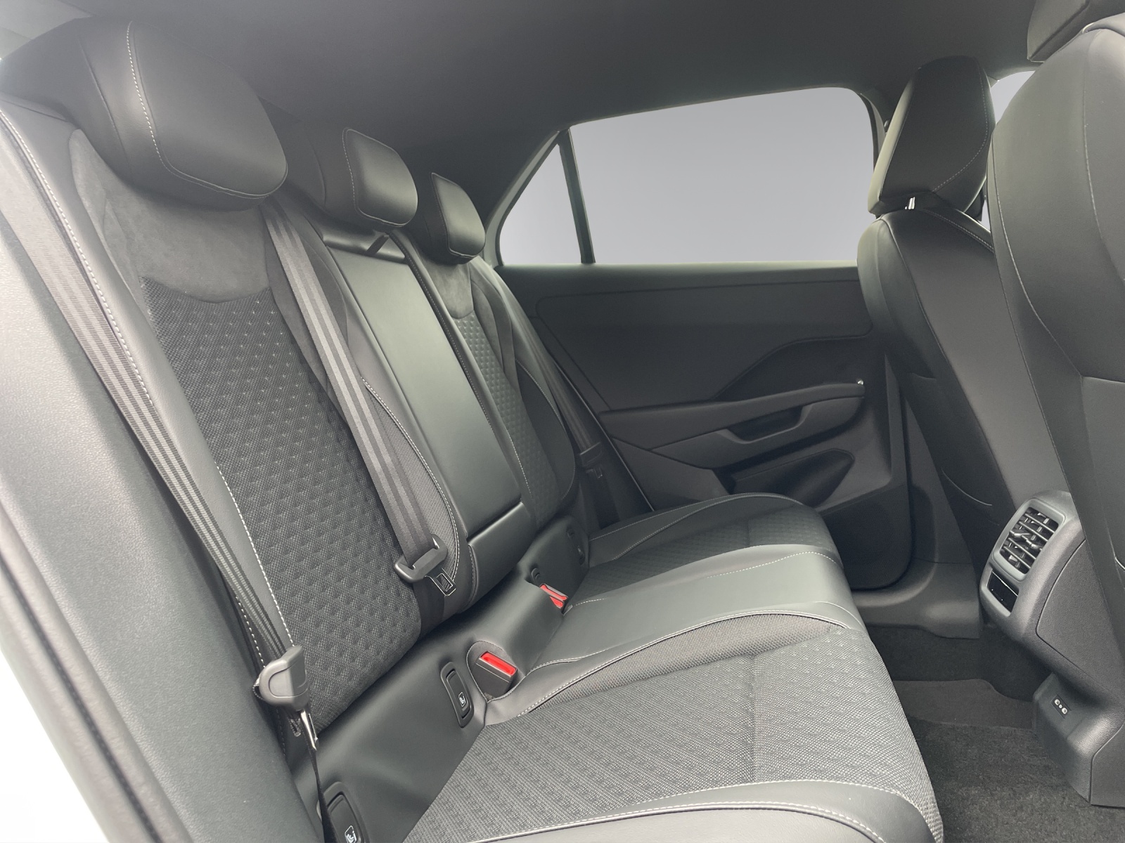 VW T-Roc 1.5 eTSI mHEV R-Line DSG-image-11