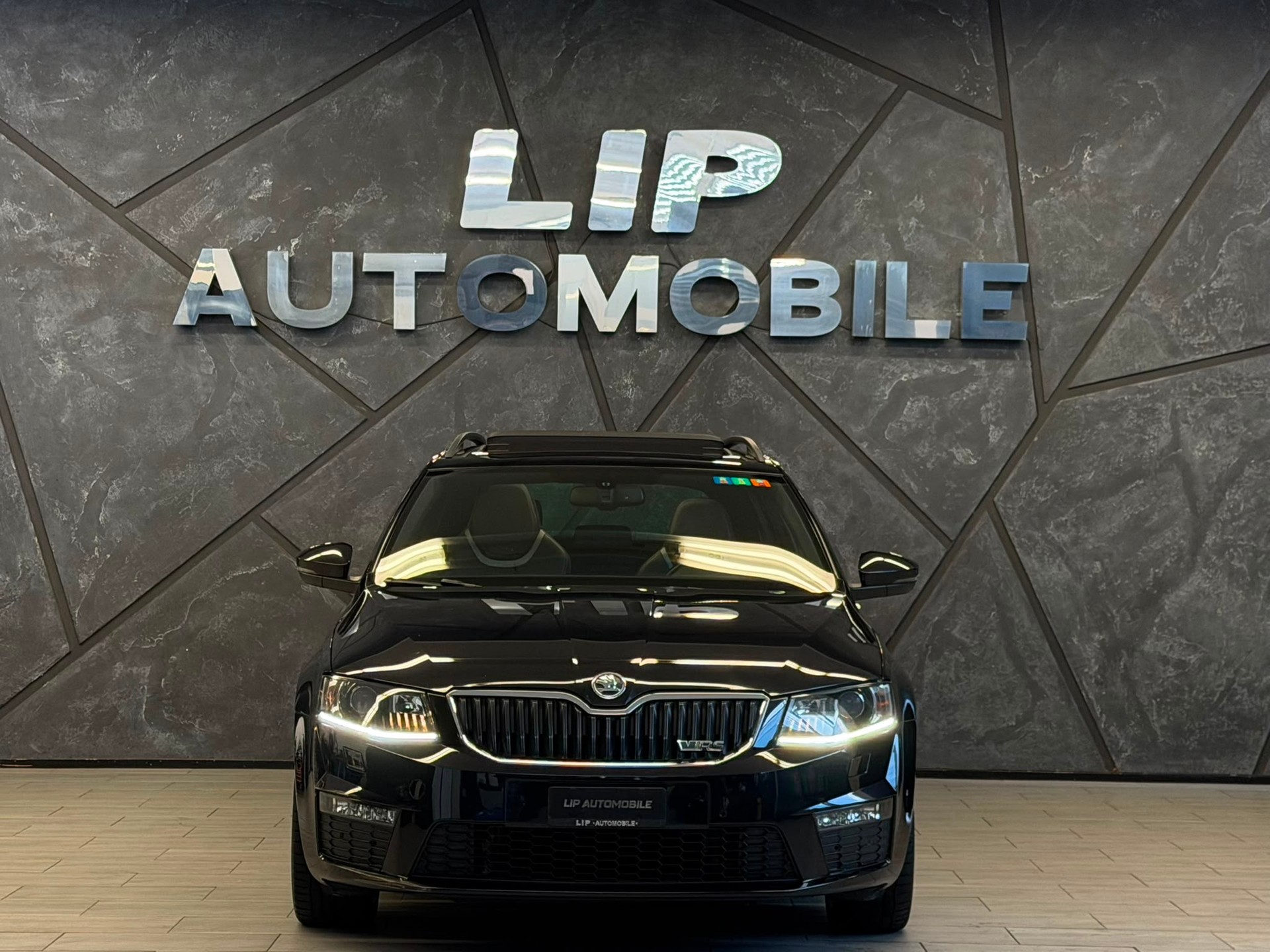 SKODA Octavia Combi 2.0 TSI RS-showroom-element-1