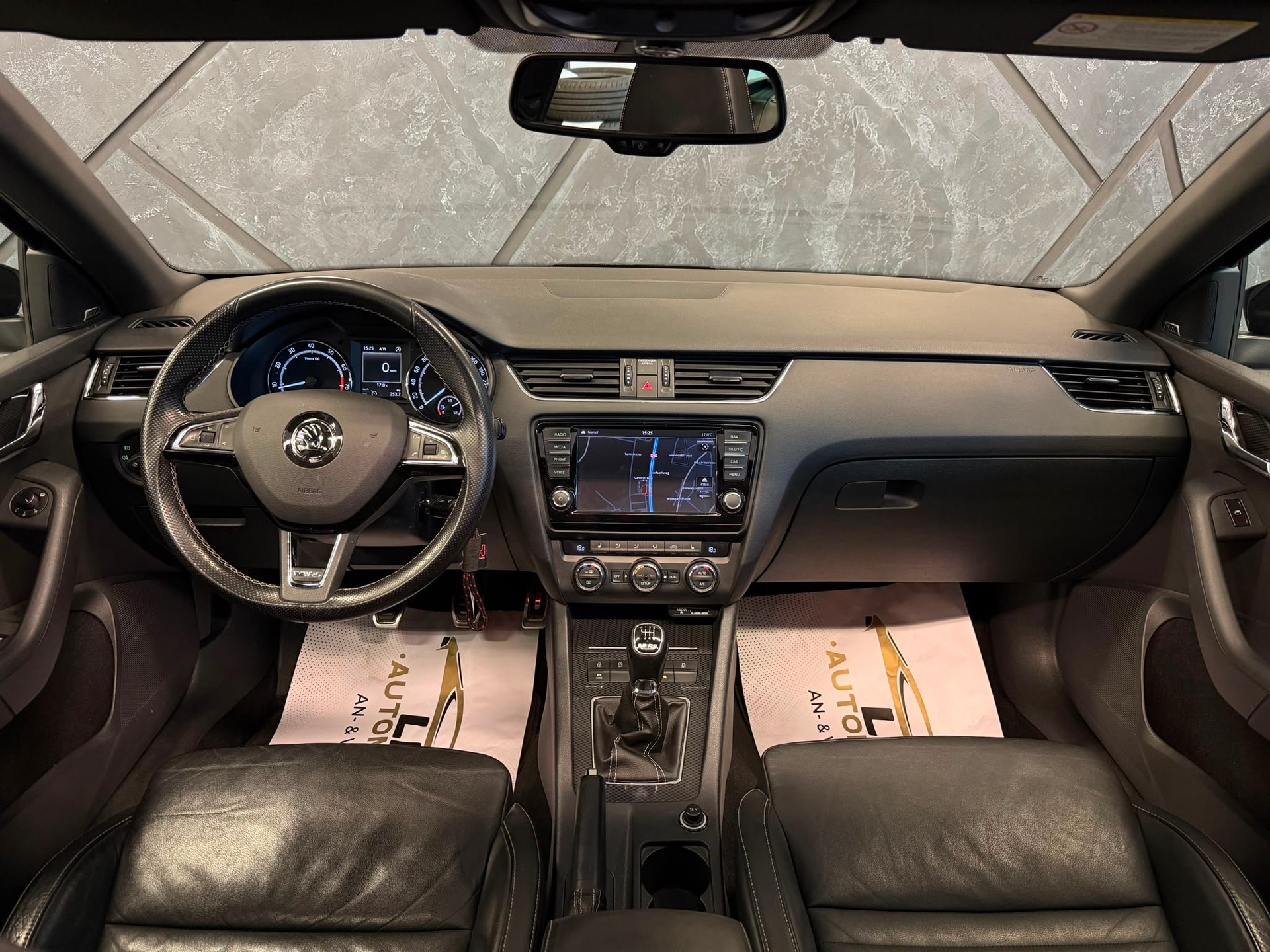 SKODA Octavia Combi 2.0 TSI RS-image-8