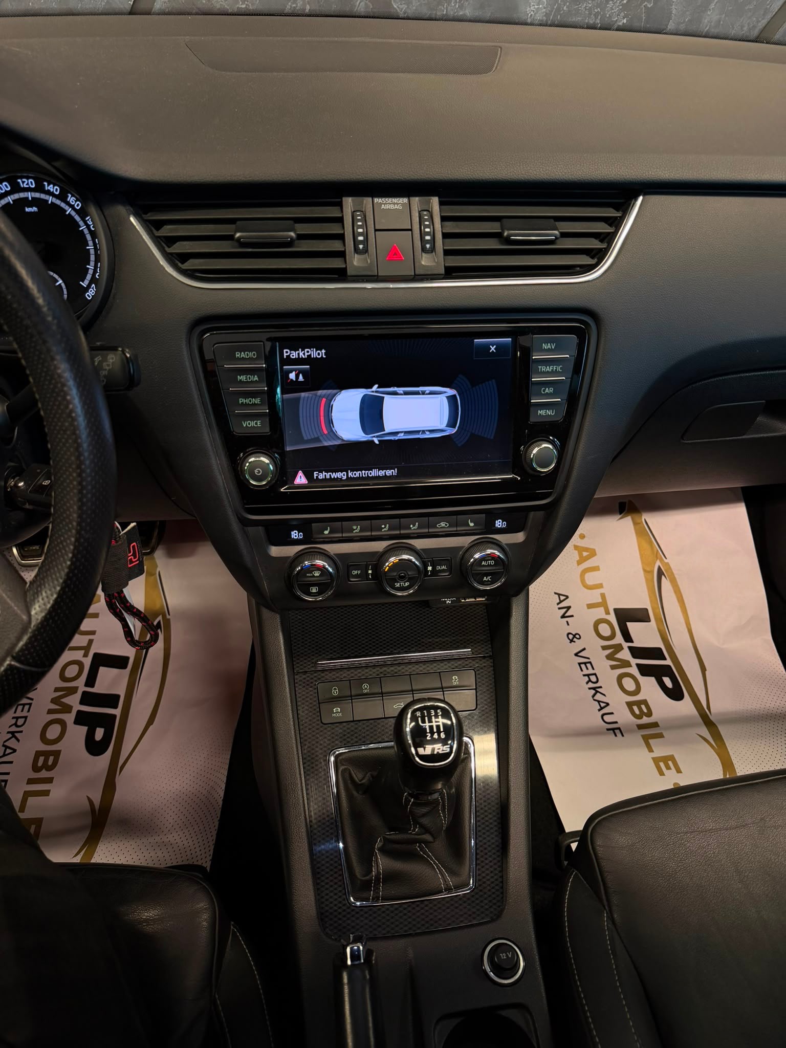 SKODA Octavia Combi 2.0 TSI RS-image-11