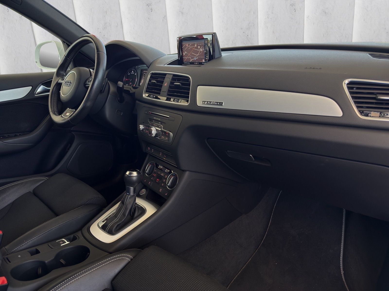 AUDI Q3 2.0 TDI sport quattro S-tronic-image-9