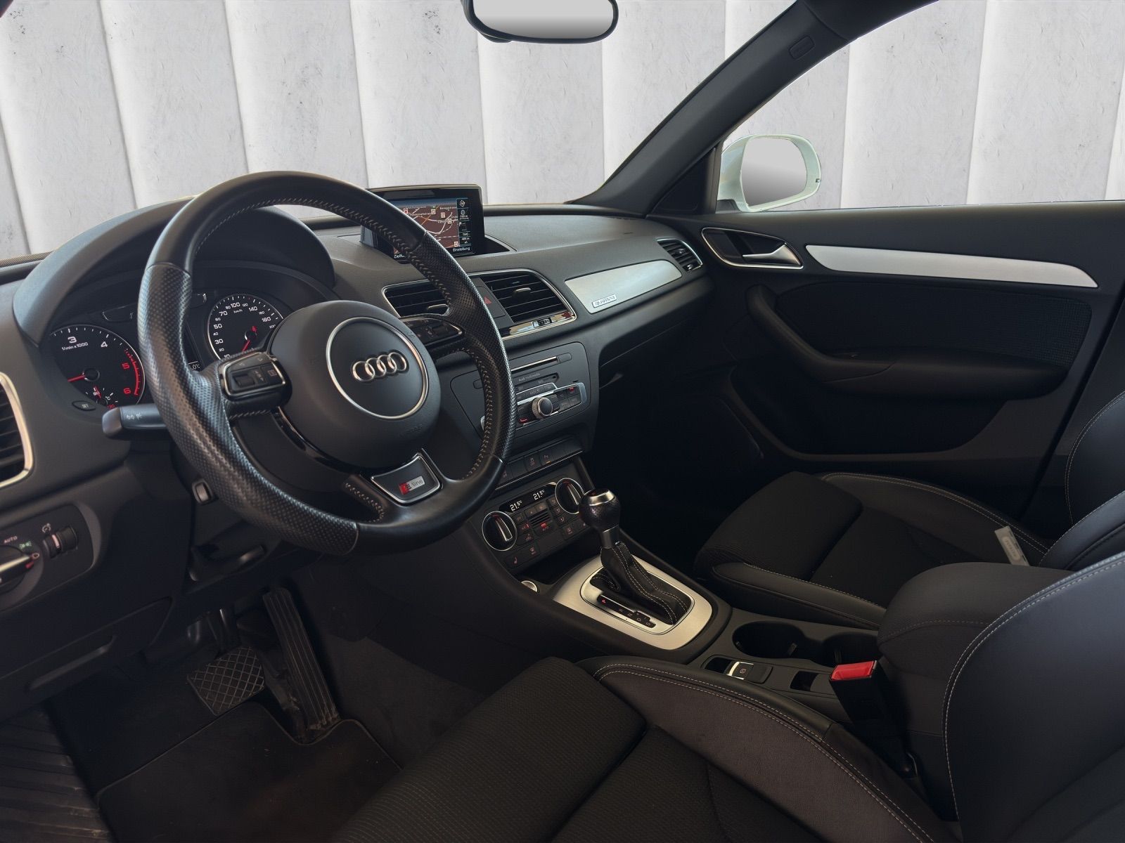 AUDI Q3 2.0 TDI sport quattro S-tronic-image-8
