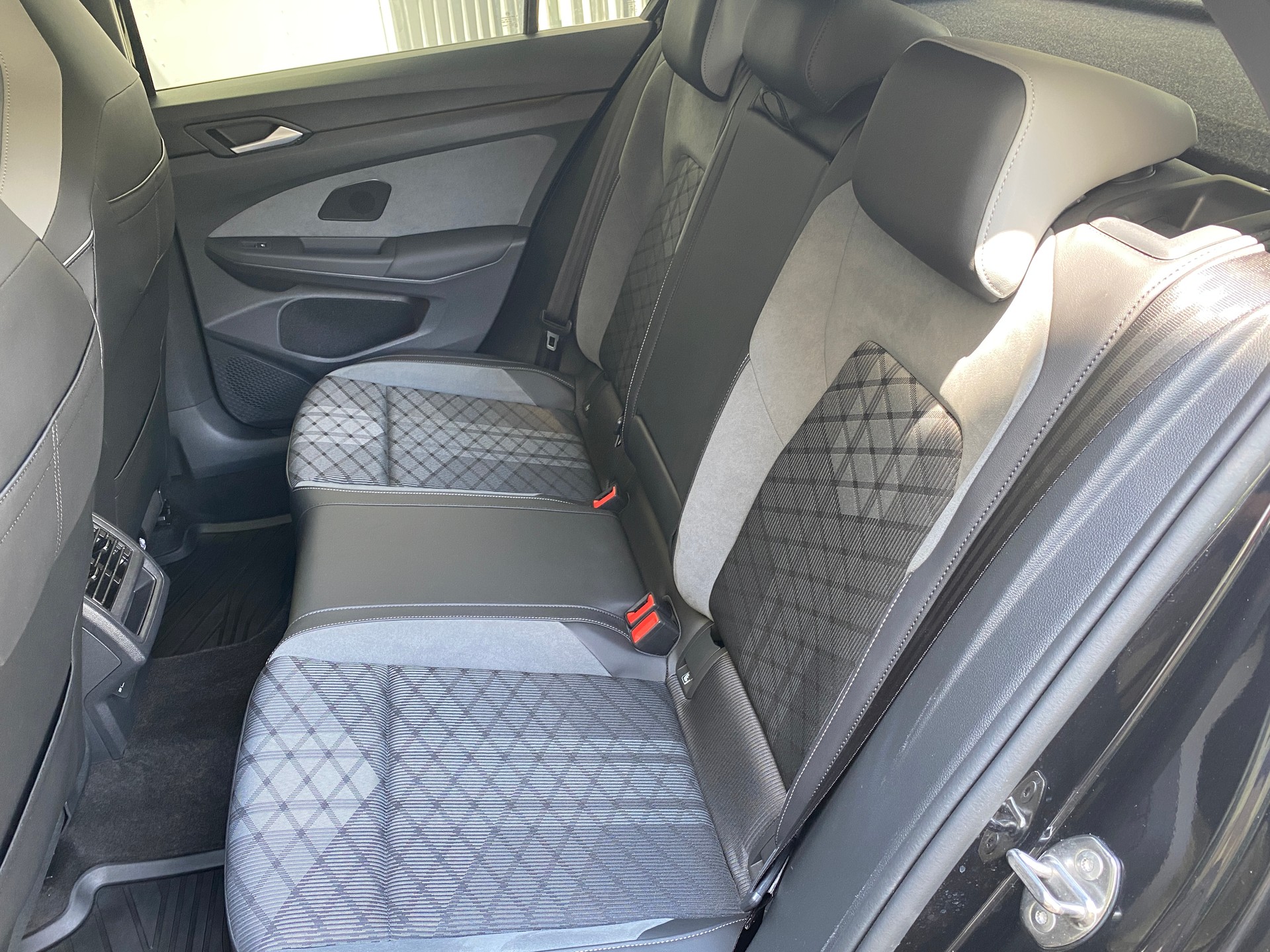 VW Golf 1.5 eTSI mHEV ACT R-Line 75 Edition DSG-image-25