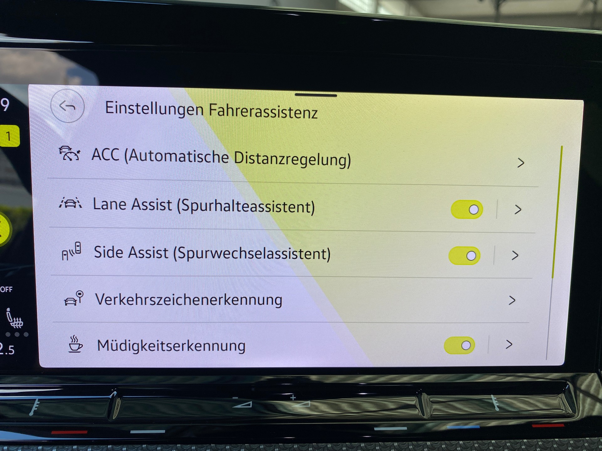 VW Golf 1.5 eTSI mHEV ACT R-Line 75 Edition DSG-image-18