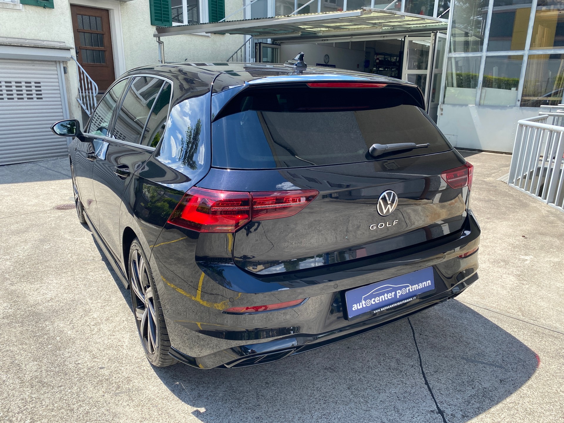 VW Golf 1.5 eTSI mHEV ACT R-Line 75 Edition DSG-image-10
