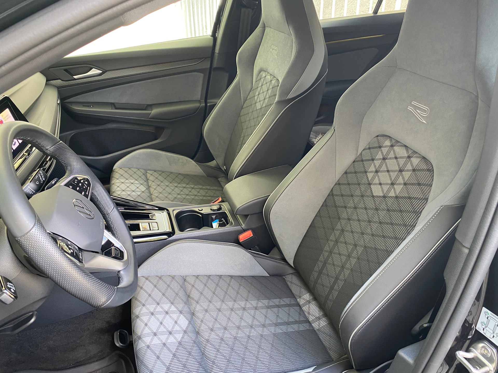 VW Golf 1.5 eTSI mHEV ACT R-Line 75 Edition DSG-image-22