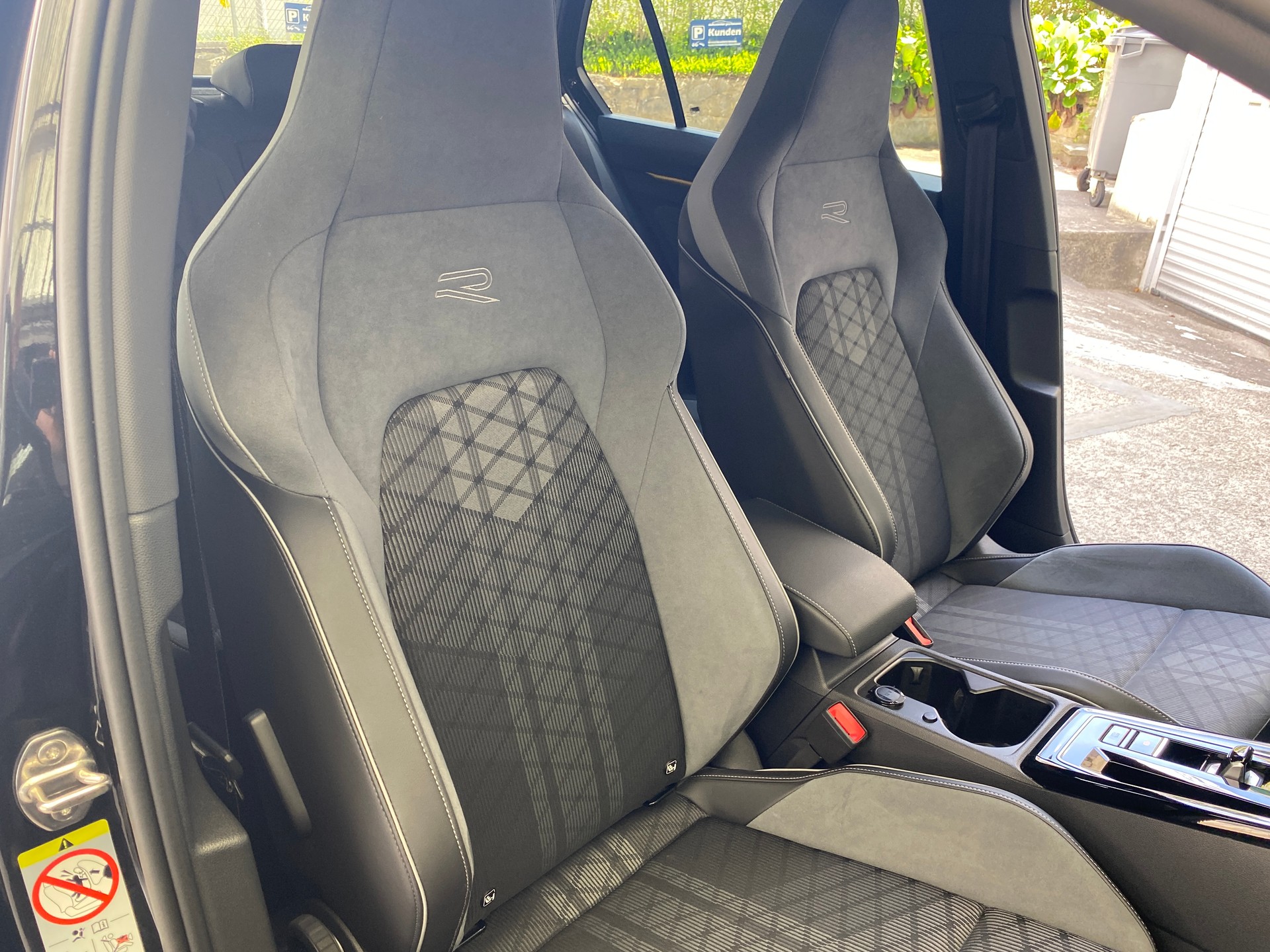 VW Golf 1.5 eTSI mHEV ACT R-Line 75 Edition DSG-image-24