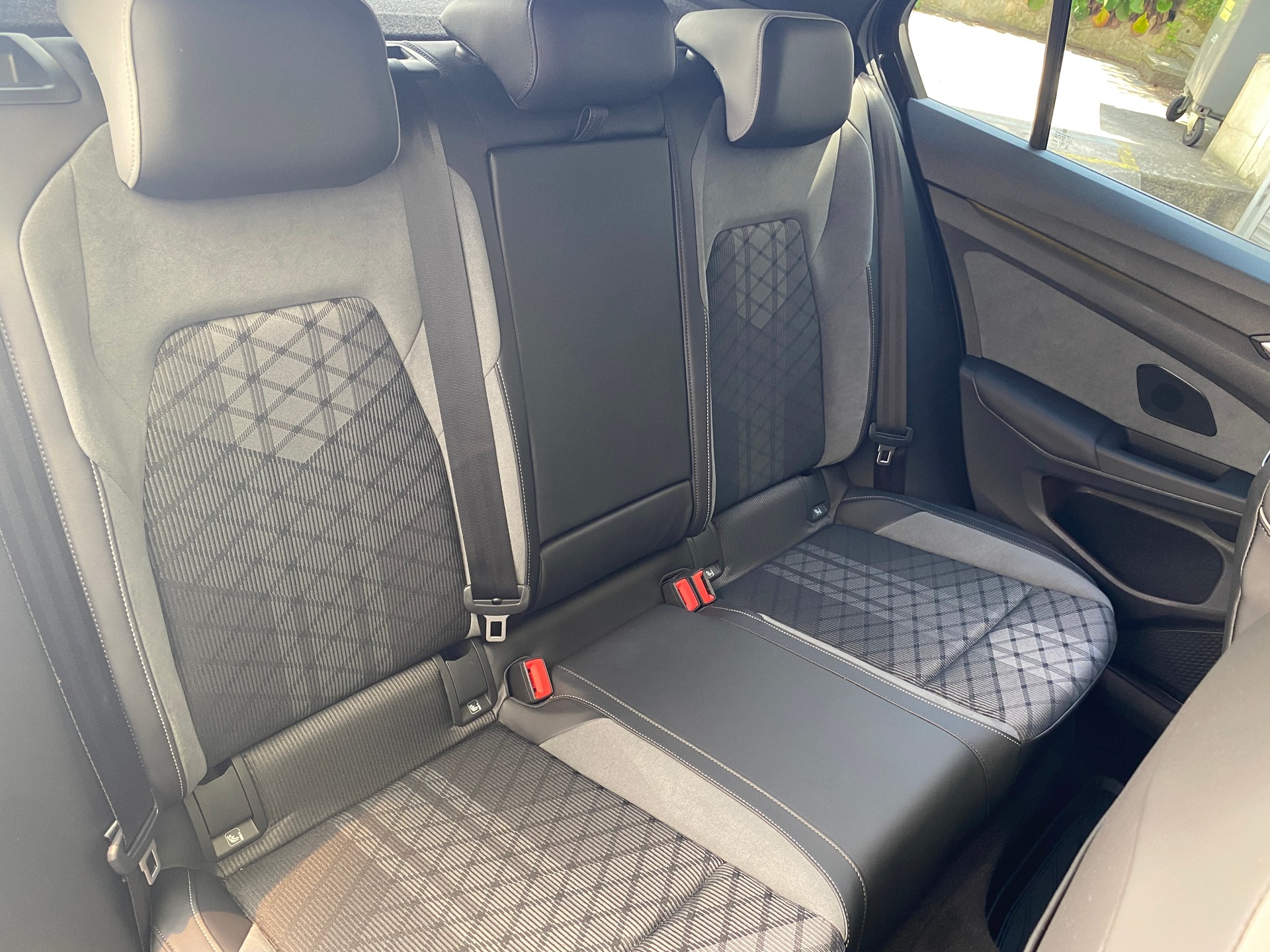 VW Golf 1.5 eTSI mHEV ACT R-Line 75 Edition DSG-image-26