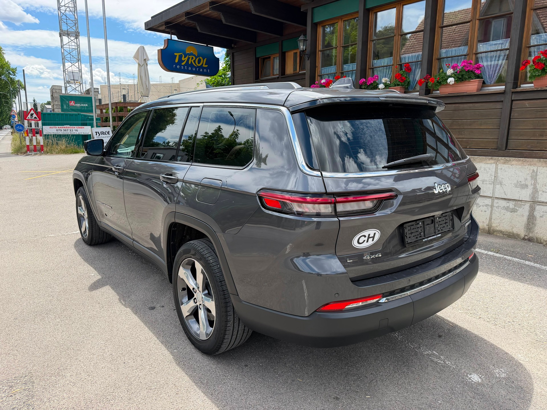 JEEP Limited L-showroom-element-3